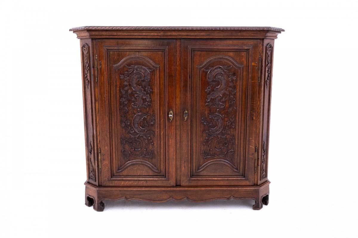Commode ancienne de la fin du 19e siècle, France.

Meubles en très bon état, après une rénovation professionnelle.

Dimensions : hauteur 108 cm / largeur 119 cm / profondeur 56 cm
