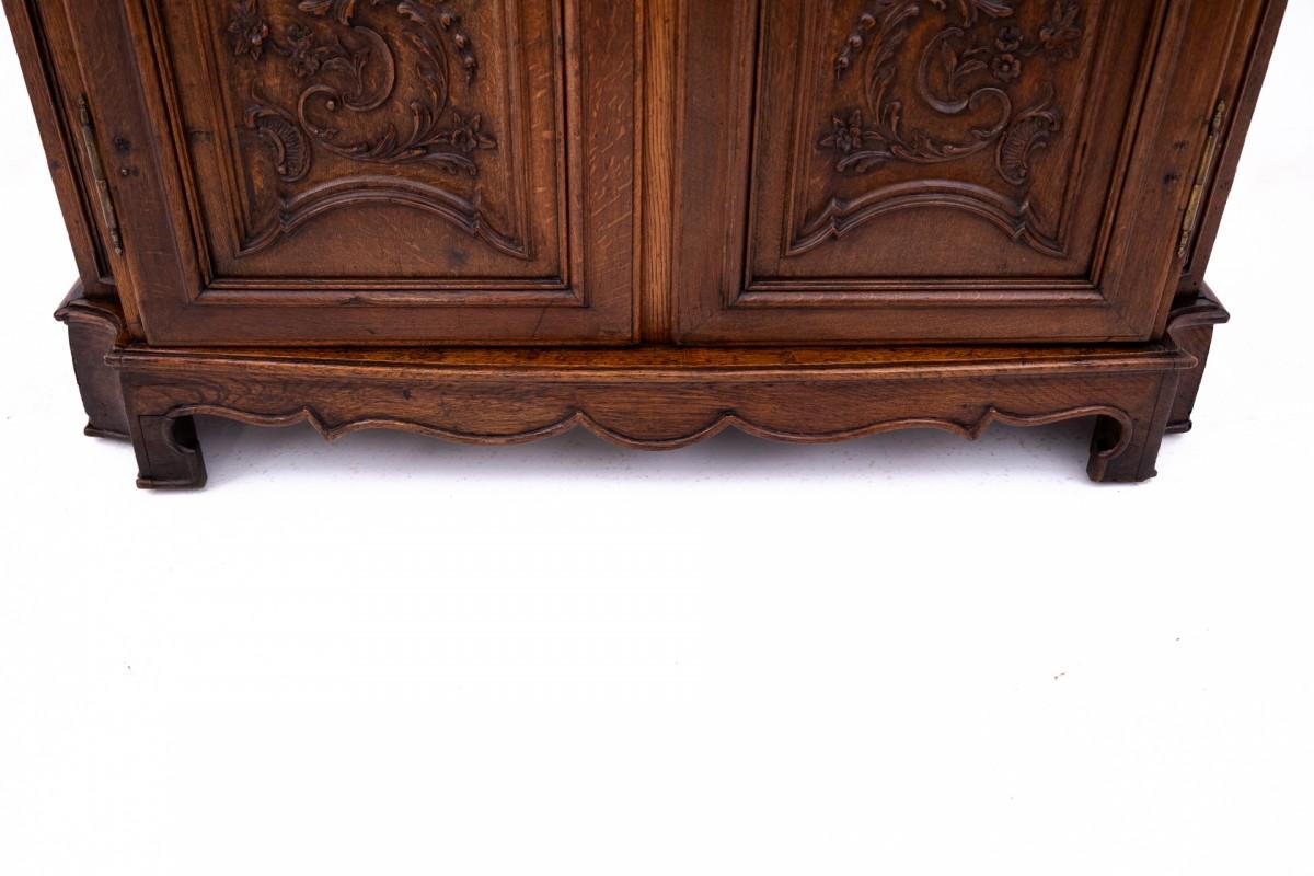 Commode ancienne de la fin du 19ème siècle, France.

Le mobilier est en très bon état, après une rénovation professionnelle.

Dimensions : hauteur 108 cm / largeur 119 cm / profondeur 56 cm