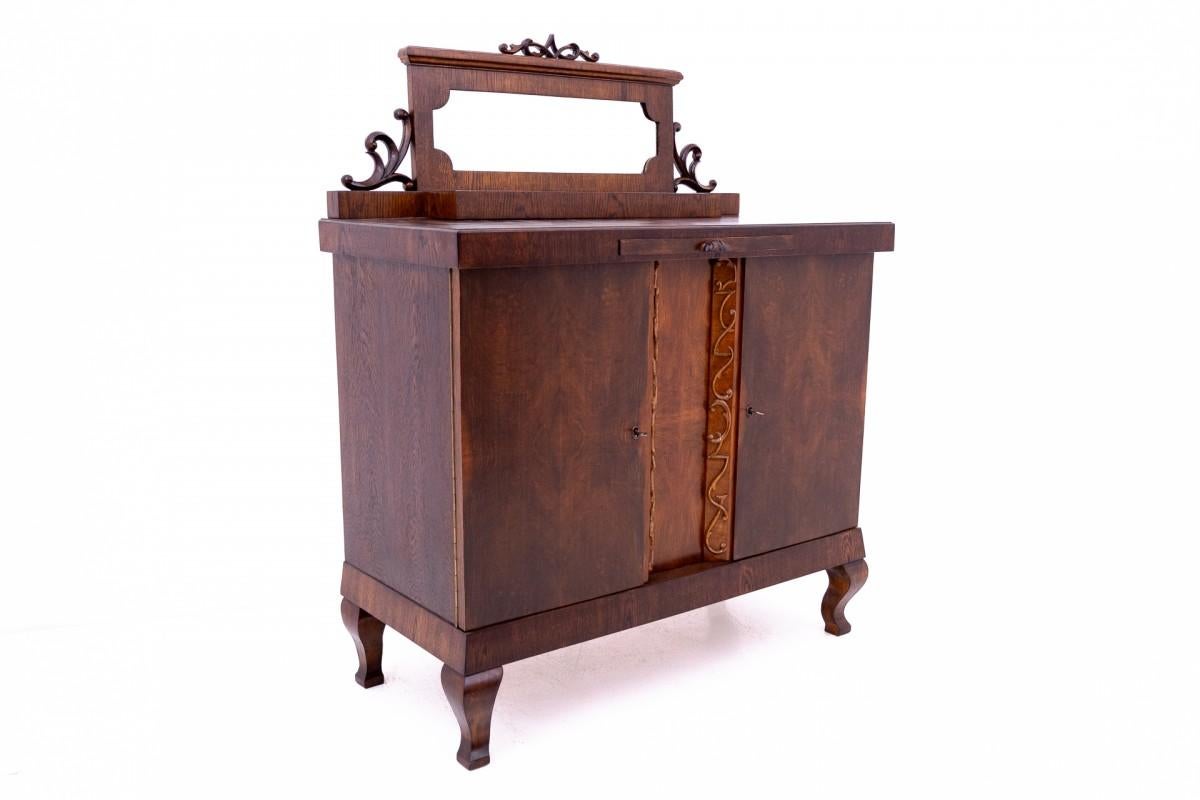 Commode ancienne d'environ 1910, Allemagne.

Le mobilier est en très bon état, après une rénovation professionnelle.

Dimensions : hauteur 141 cm / largeur 116 cm / profondeur 55 cm