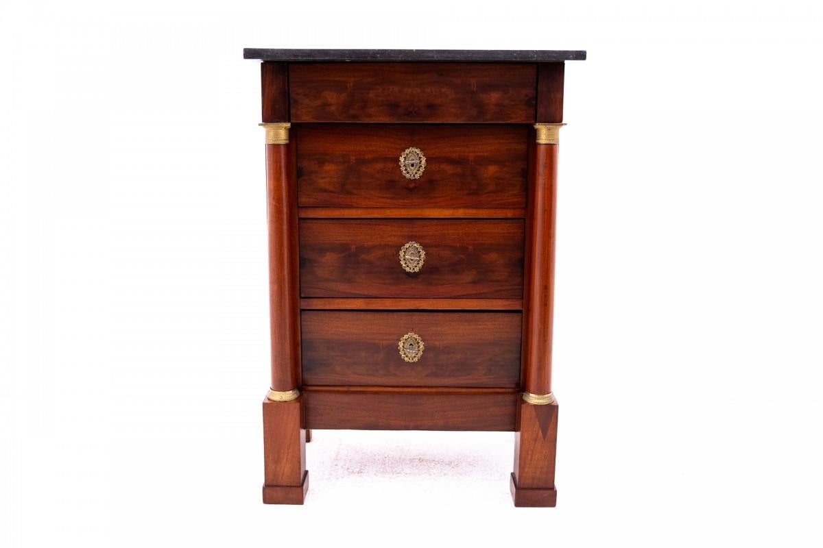 Antique chest of drawers from around 1870, Northern Europe.

Furniture in very good condition, after professional renovation.

Dimensions: height 89 cm / width 61 cm / depth 40 cm