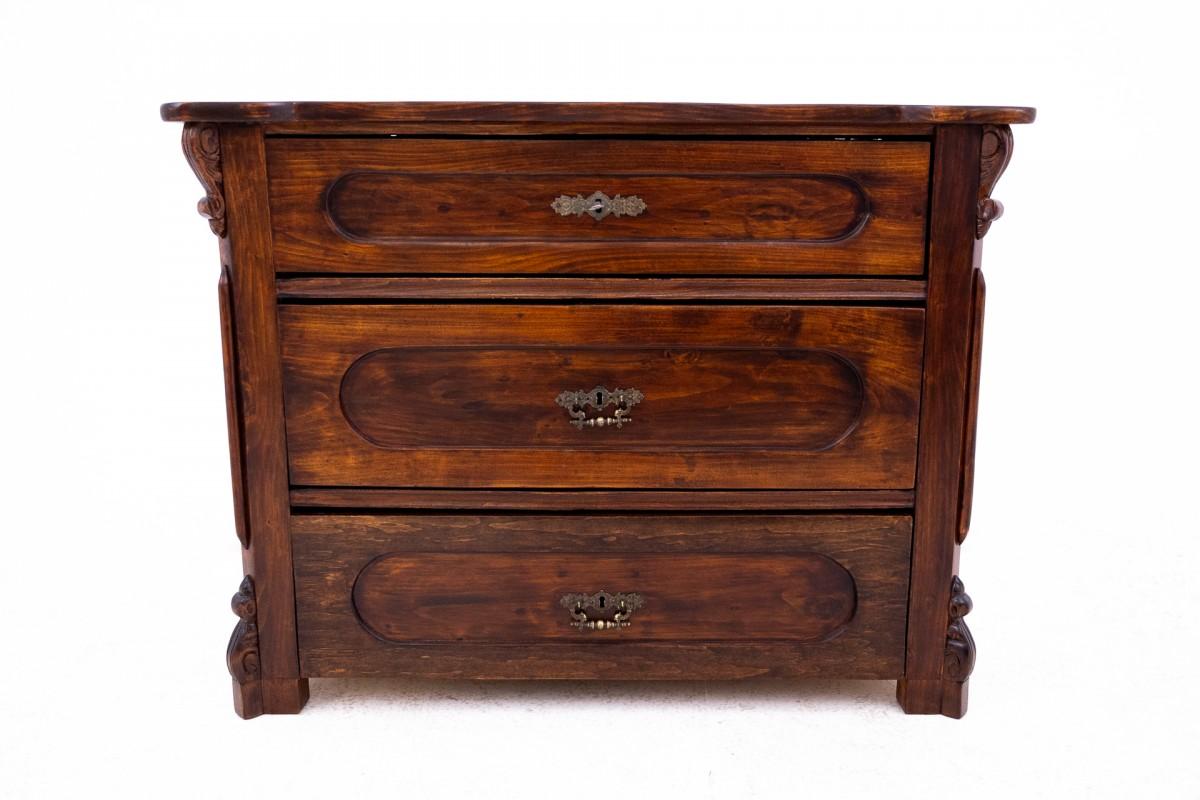 Commode ancienne vers 1900, Europe du Nord.

Meubles en très bon état, après une rénovation professionnelle.

Dimensions : hauteur 99 cm / largeur 115 cm / largeur 42 cm