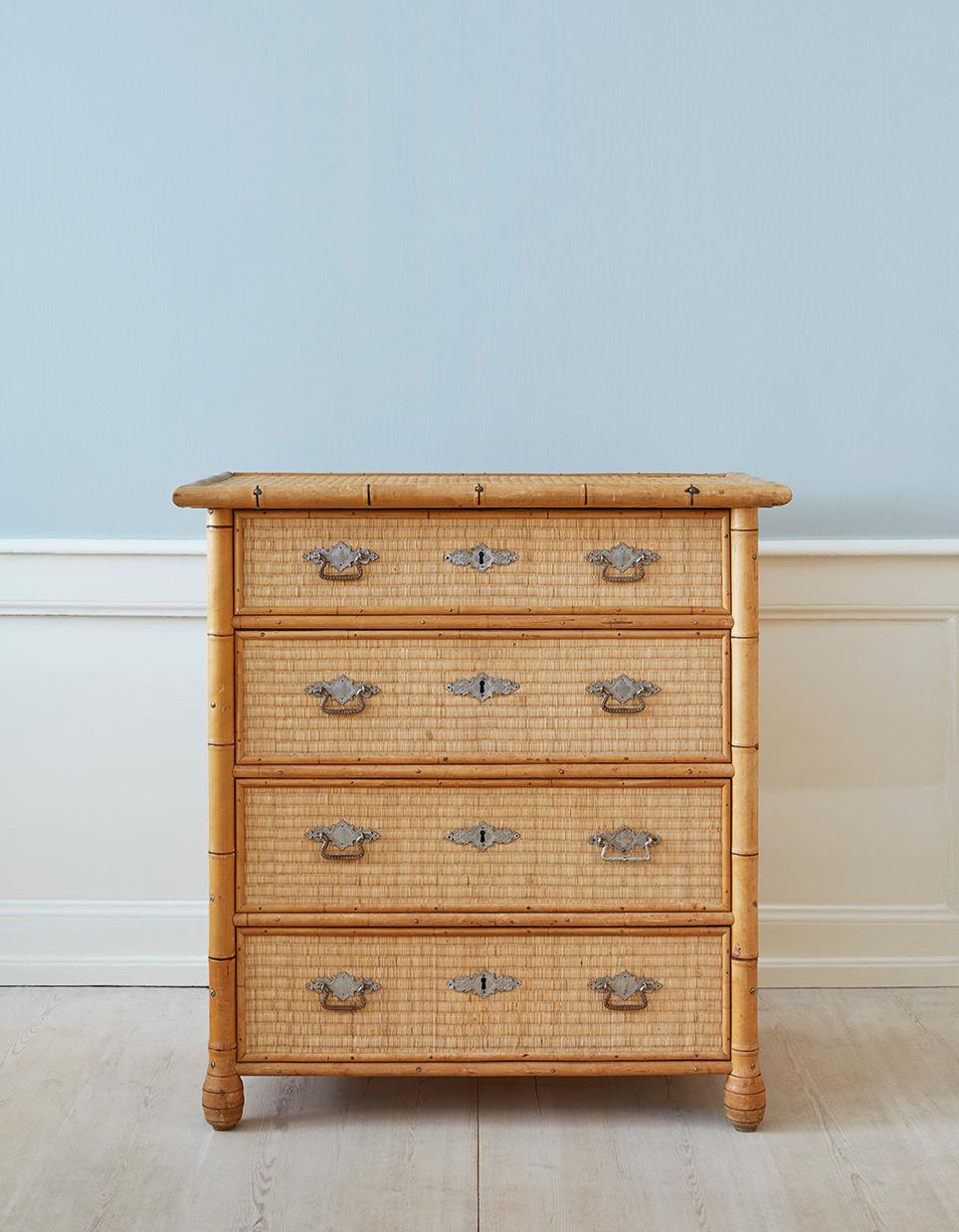 Sweden, 19th Century

Chest of drawers in Japanese straw and beech wood.

H 91 x W 85 x D 50 cm