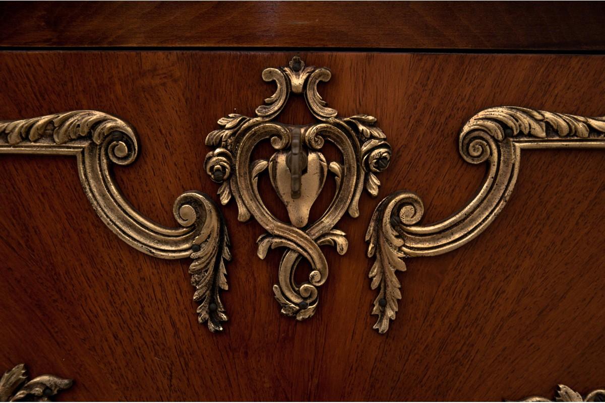 French commode from circa 1880.

Very good condition.

Origin: France

Wood: Walnut.