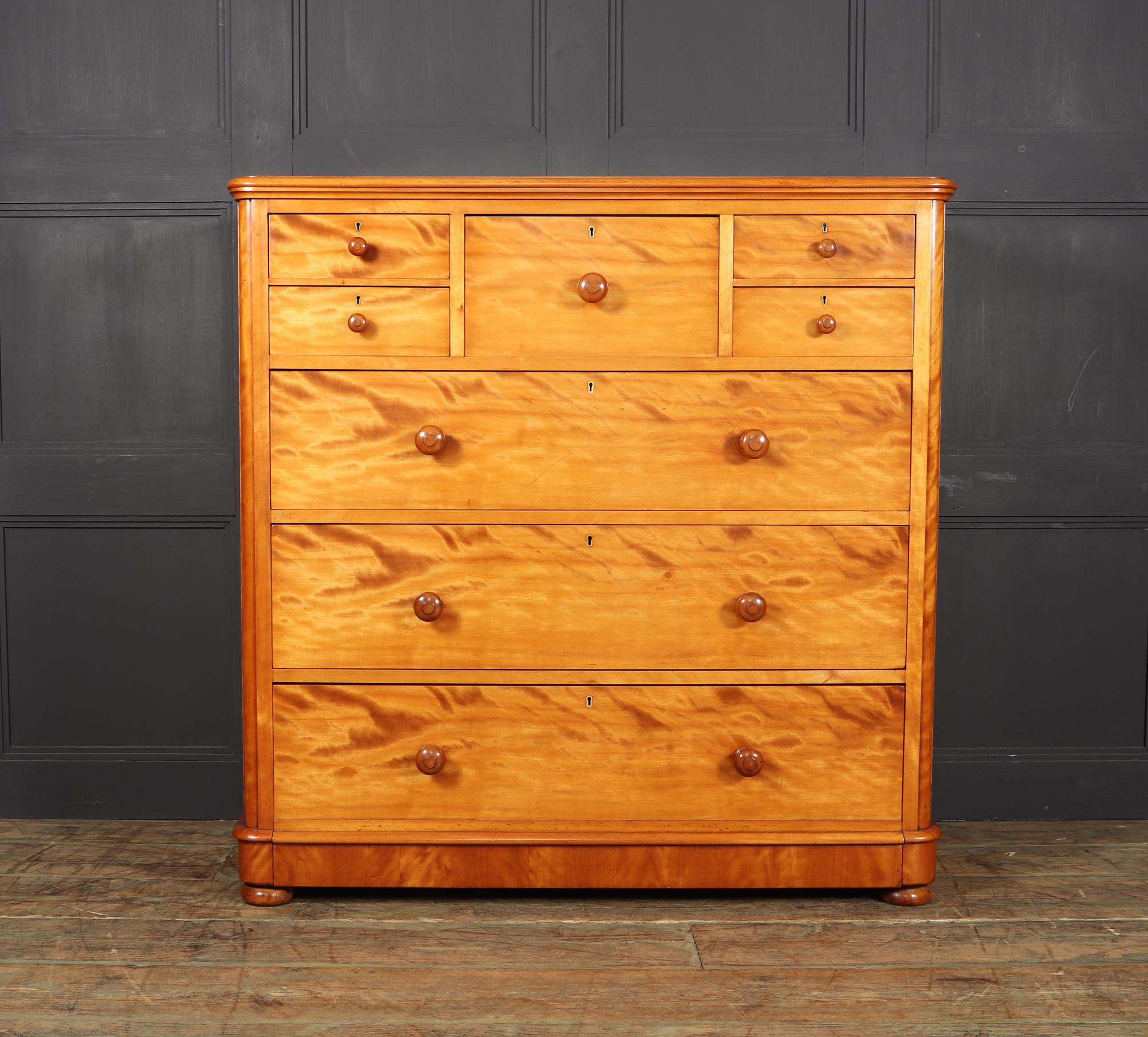 Antique Chest of Drawers in Satin Birch by Maple and Co In Excellent Condition In Paddock Wood Tonbridge, GB