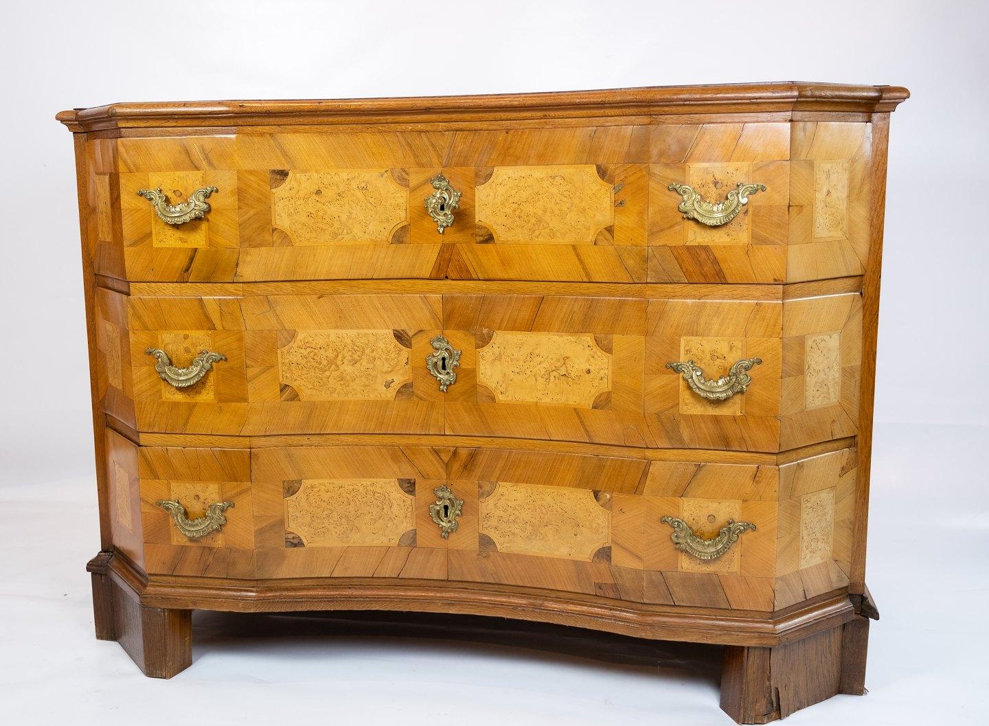 Antique chest of drawers in walnut and fruit wood decorated with brass handles from South Germany, circa 1780s. The chest is in great antique condition.
  