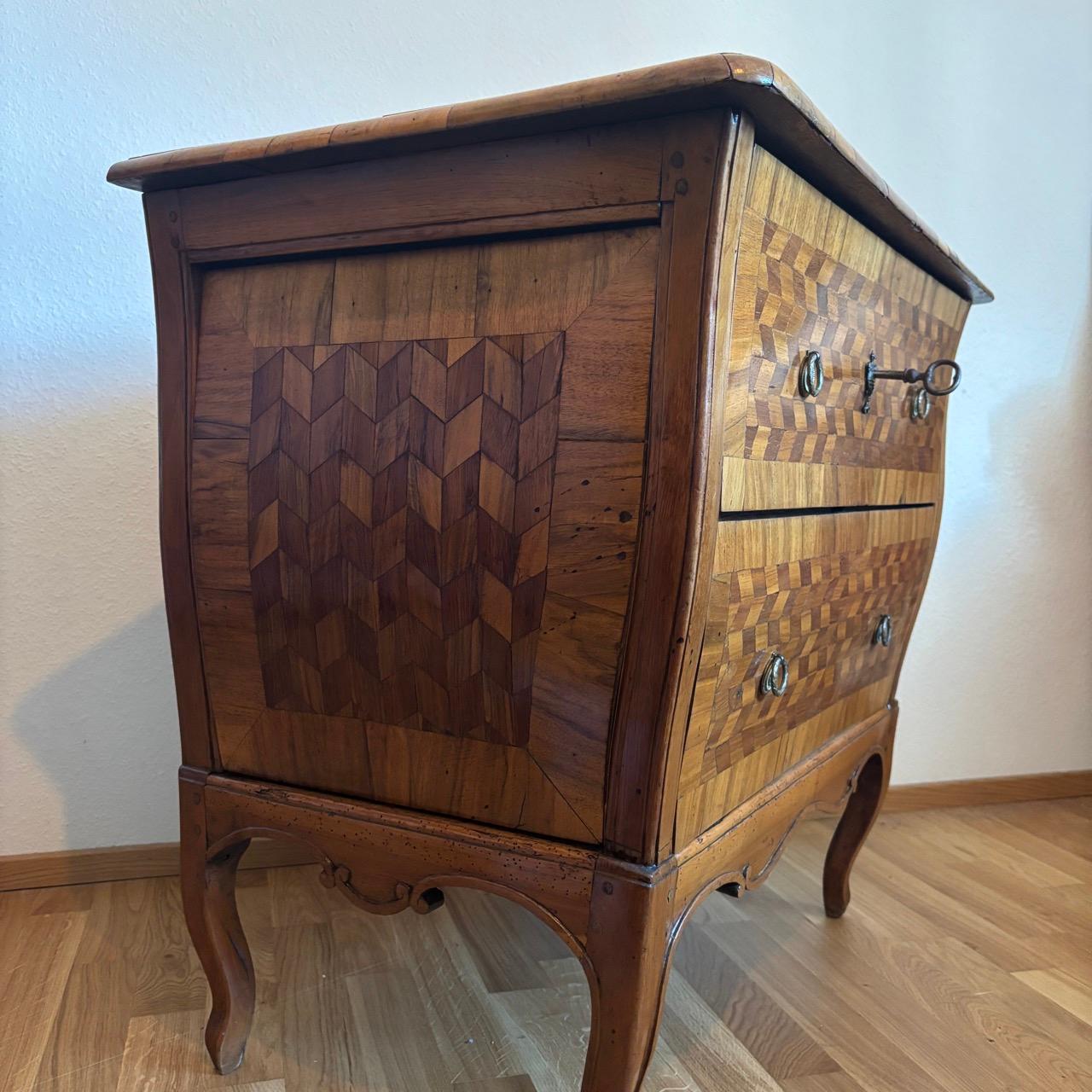 Cómoda antigua  Louis Quize hacia 1780  Nogal  Maravilloso marquetr en venta 4