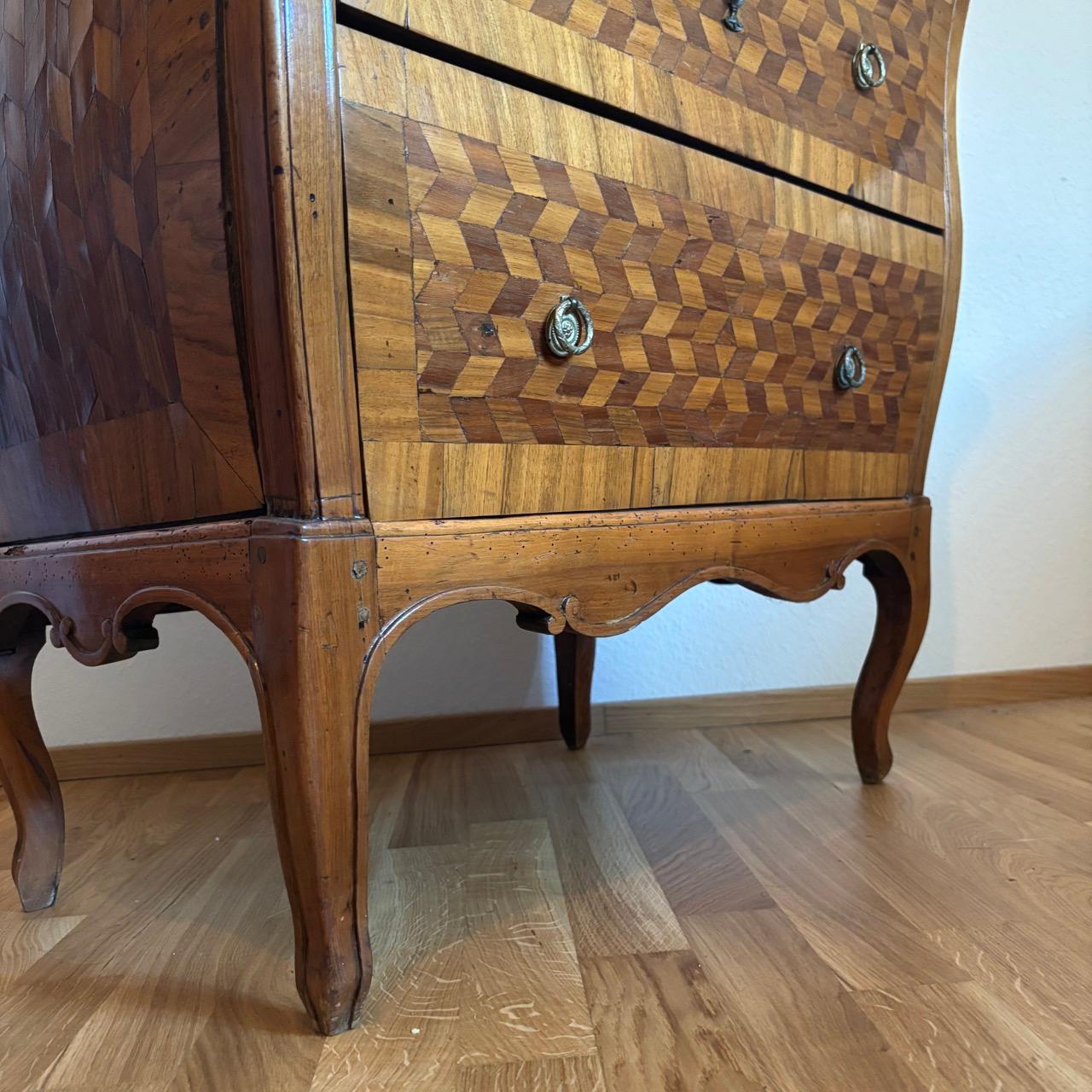 Cómoda antigua  Louis Quize hacia 1780  Nogal  Maravilloso marquetr en venta 5