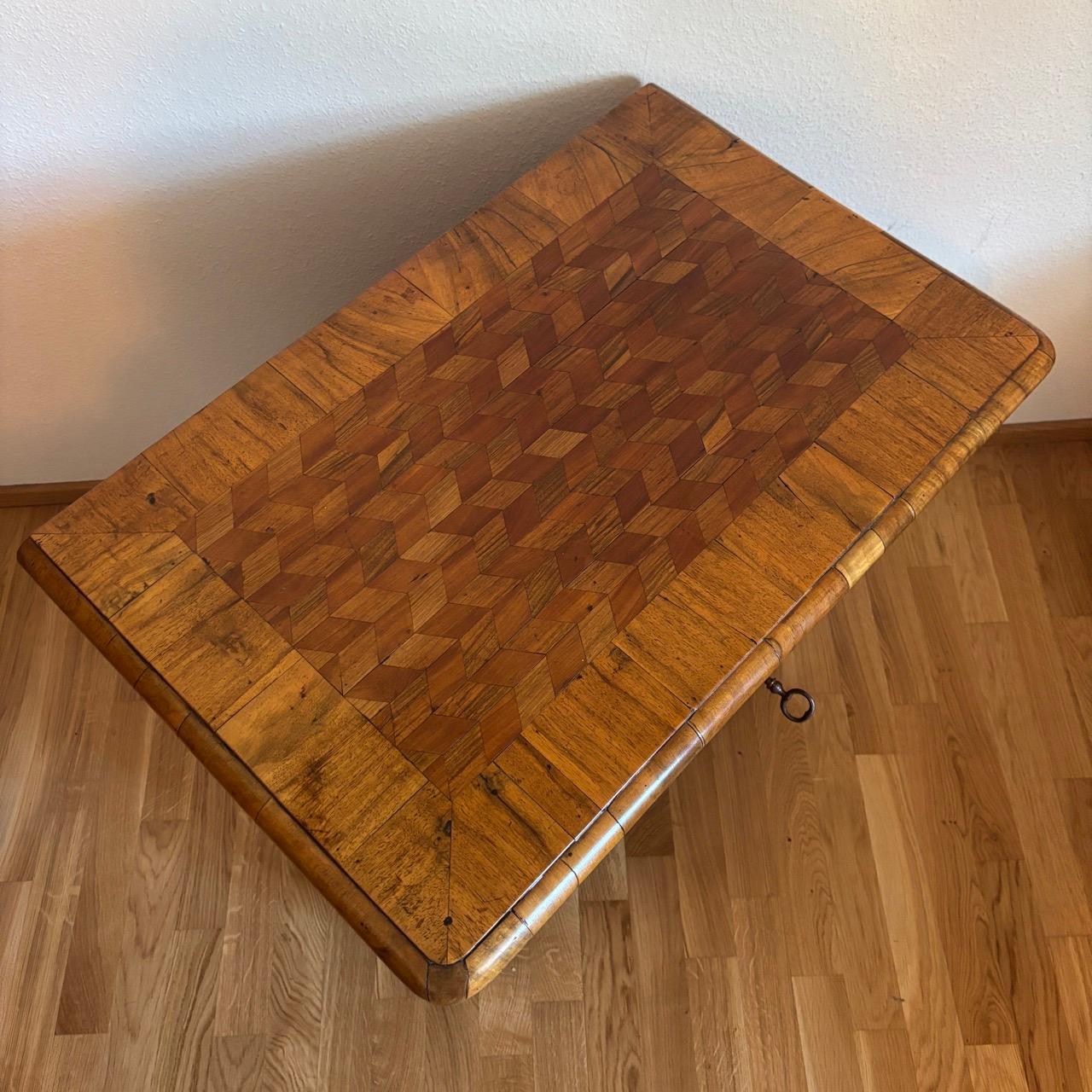 Cómoda antigua  Louis Quize hacia 1780  Nogal  Maravilloso marquetr en venta 6