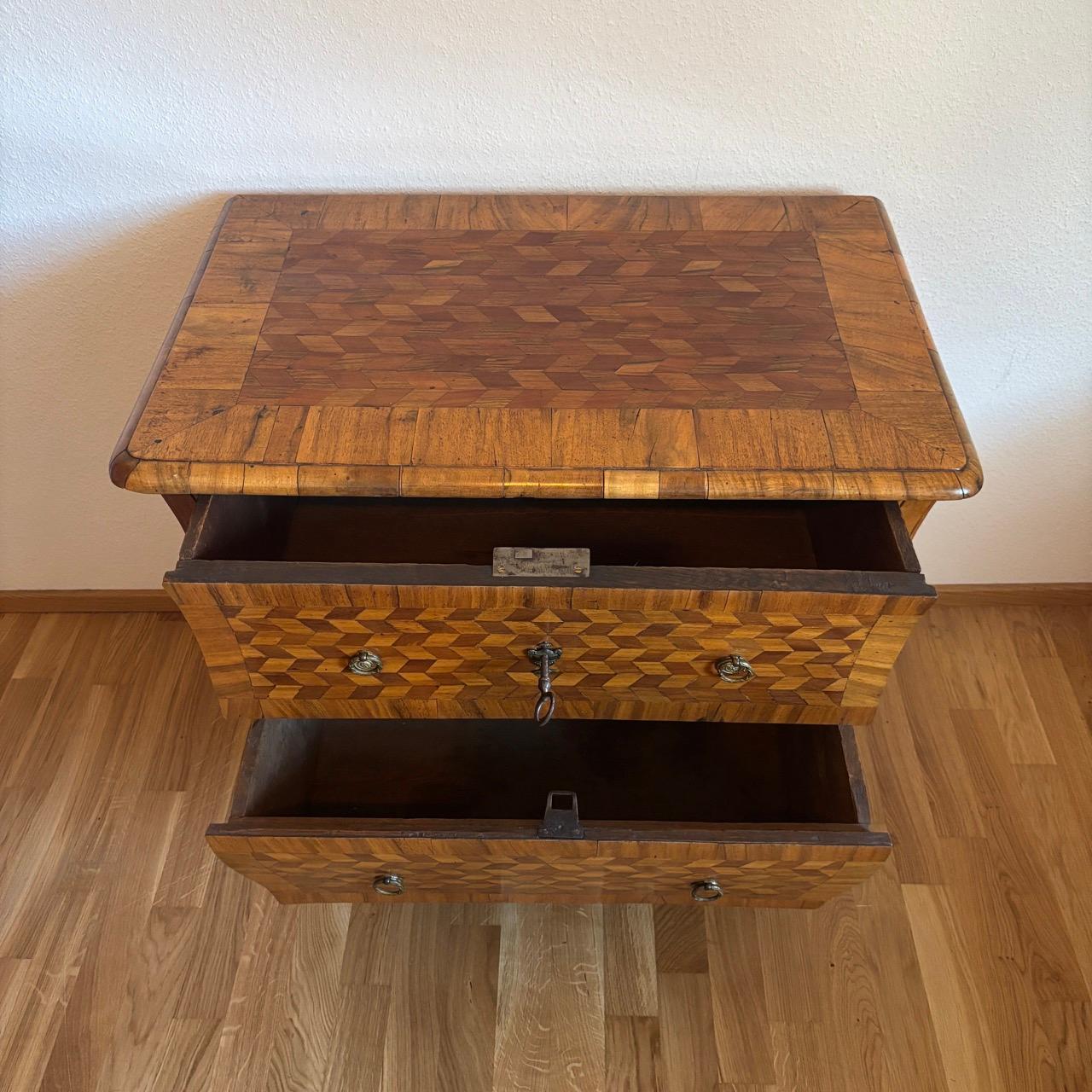 Cómoda antigua  Louis Quize hacia 1780  Nogal  Maravilloso marquetr en venta 10