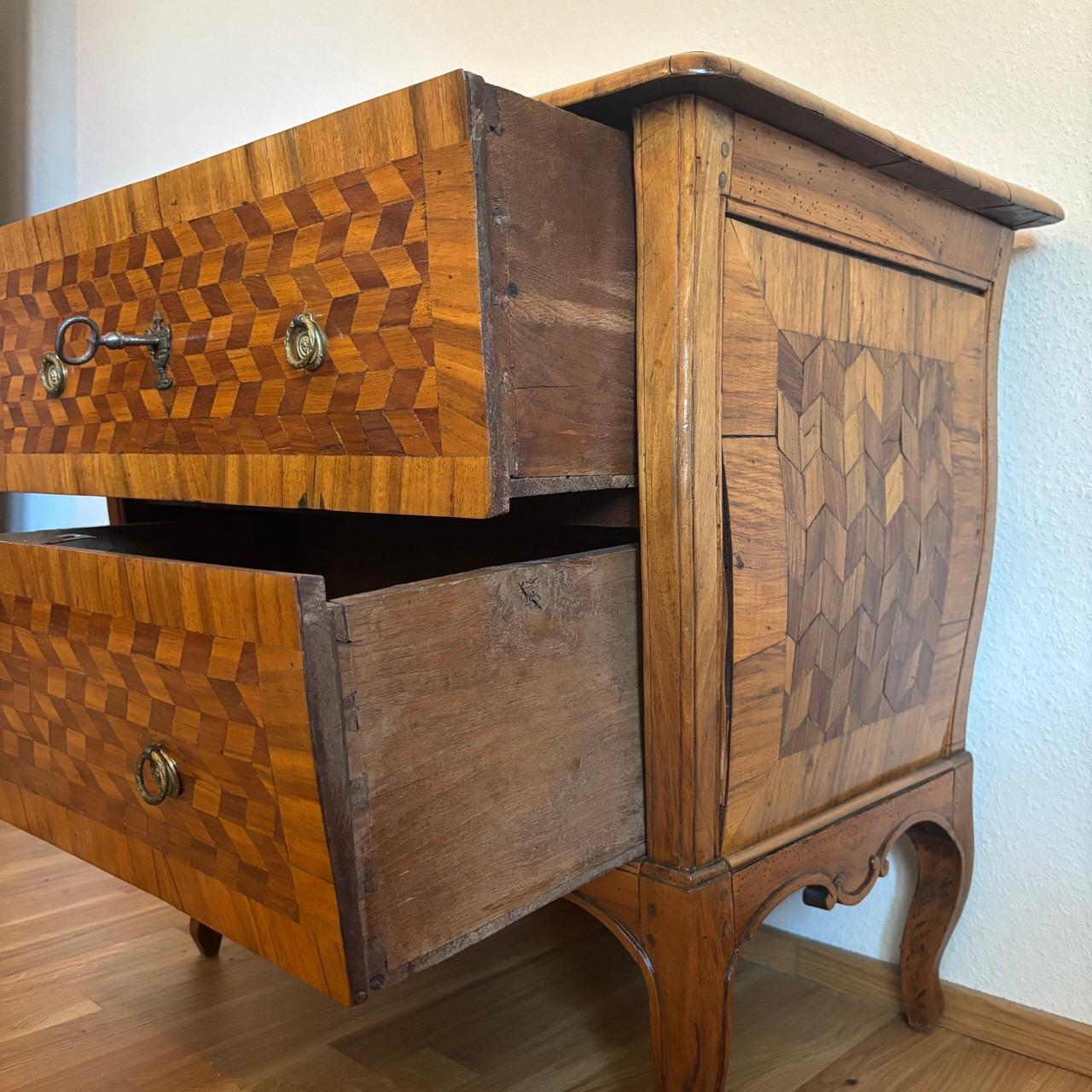 Cómoda antigua  Louis Quize hacia 1780  Nogal  Maravilloso marquetr en venta 11