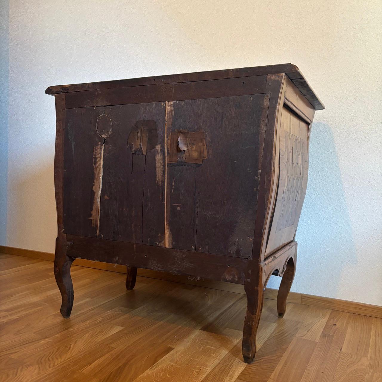 Cómoda antigua  Louis Quize hacia 1780  Nogal  Maravilloso marquetr en venta 14