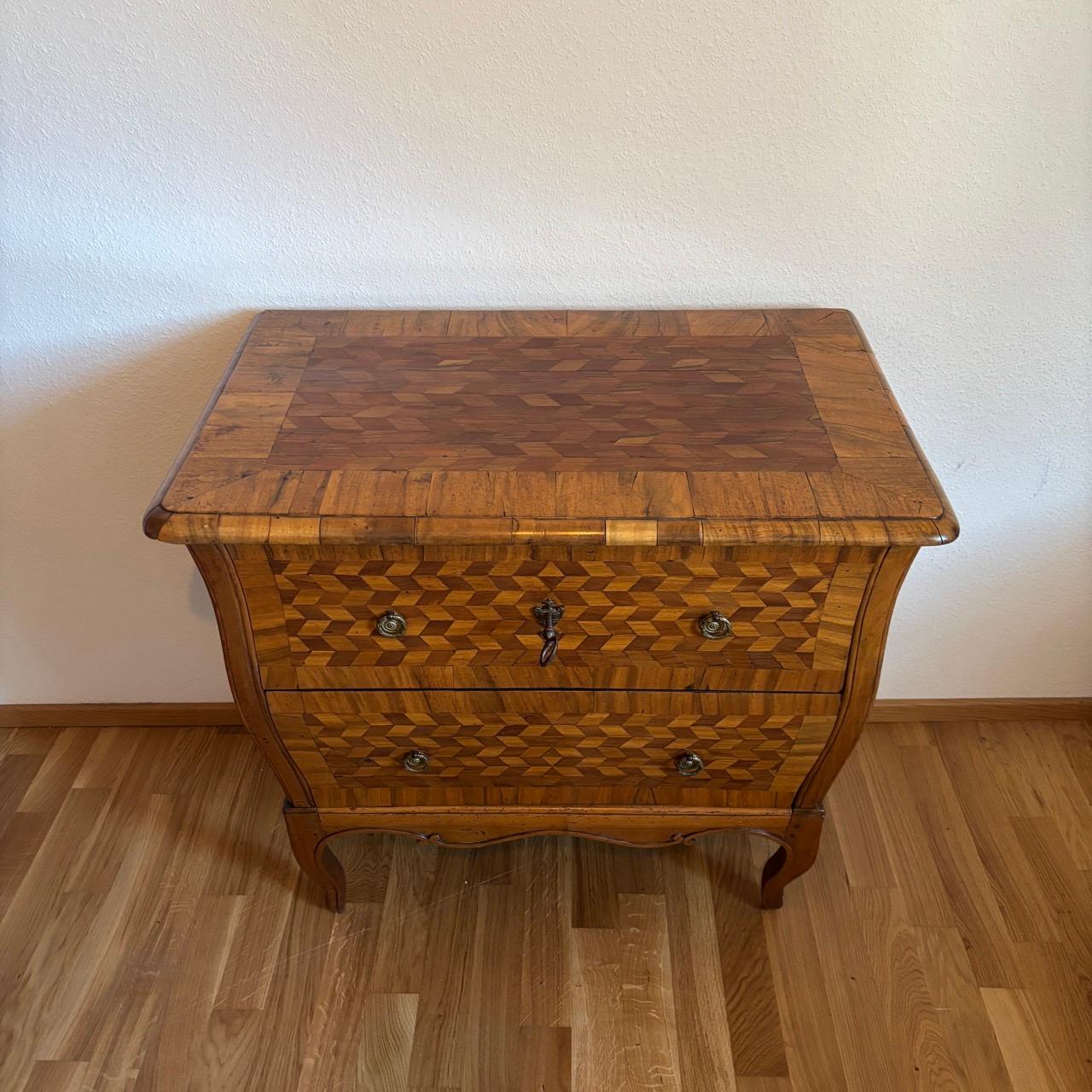 Cómoda antigua  Louis Quize hacia 1780  Nogal  Maravilloso marquetr Francés en venta