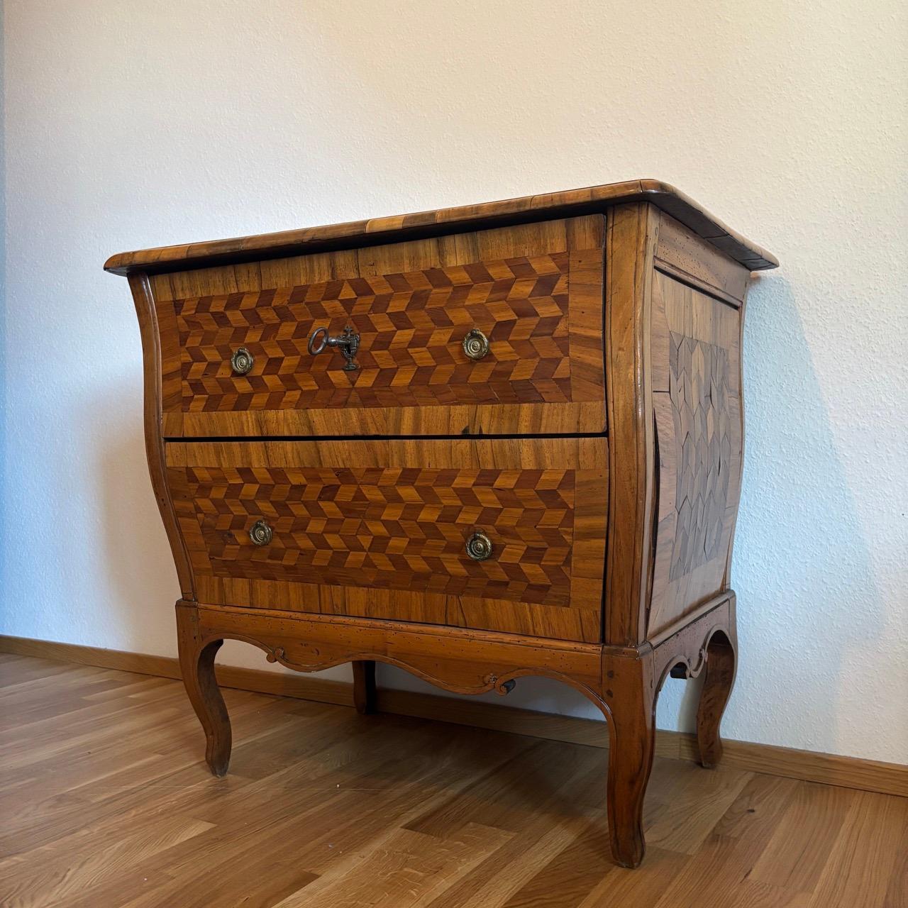 Cómoda antigua  Louis Quize hacia 1780  Nogal  Maravilloso marquetr en Bueno estado para la venta en Würzburg, DE