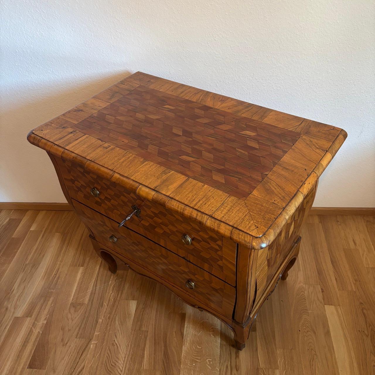 Cómoda antigua  Louis Quize hacia 1780  Nogal  Maravilloso marquetr Madera frutal en venta