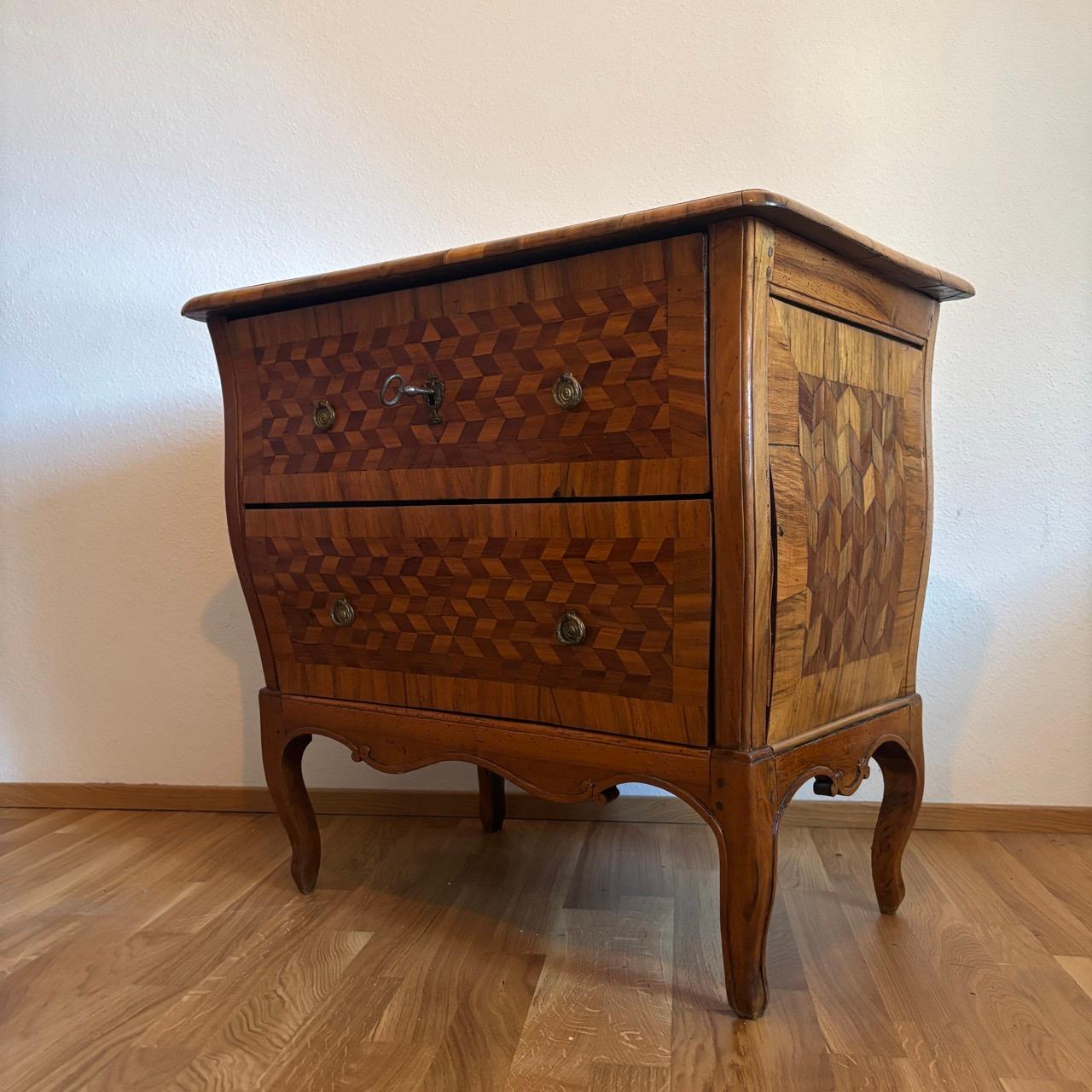 Cómoda antigua  Louis Quize hacia 1780  Nogal  Maravilloso marquetr en venta 1