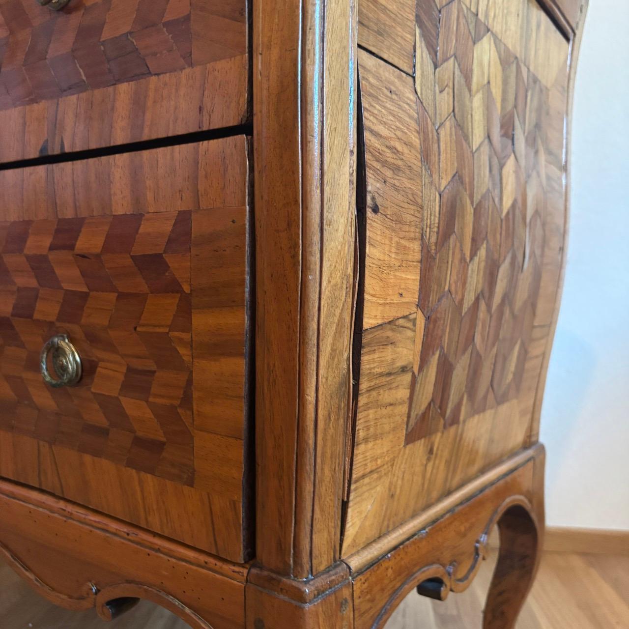 Cómoda antigua  Louis Quize hacia 1780  Nogal  Maravilloso marquetr en venta 2