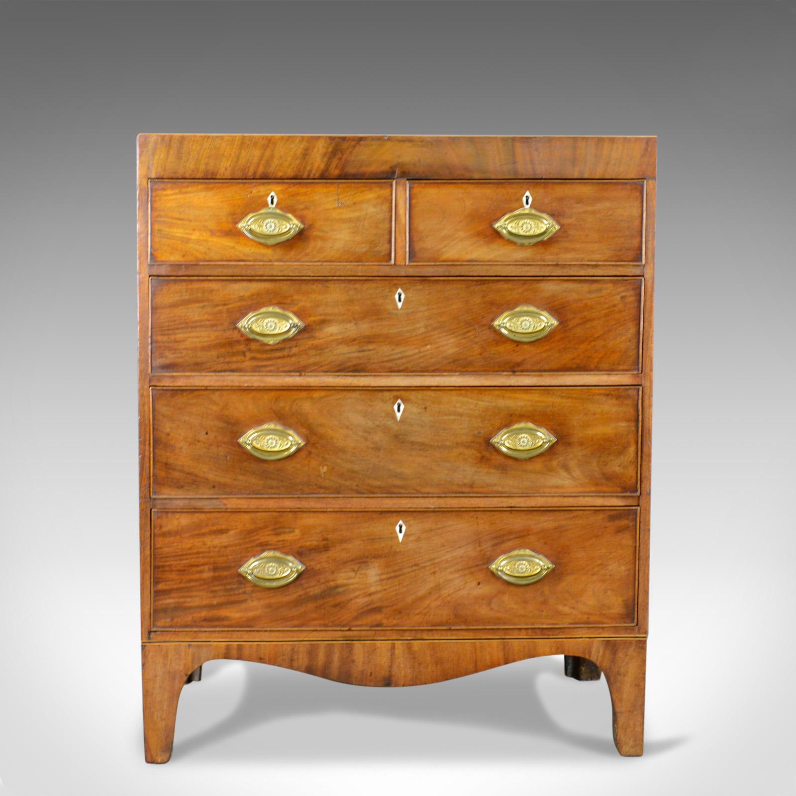 This is a fine example of an antique chest of drawers in the manner of Sheraton, English from the late Georgian era circa 1780.

In quality mahogany with attractive grain and good color
Useful shallow proportions arranged in a classic '2 over 3'
