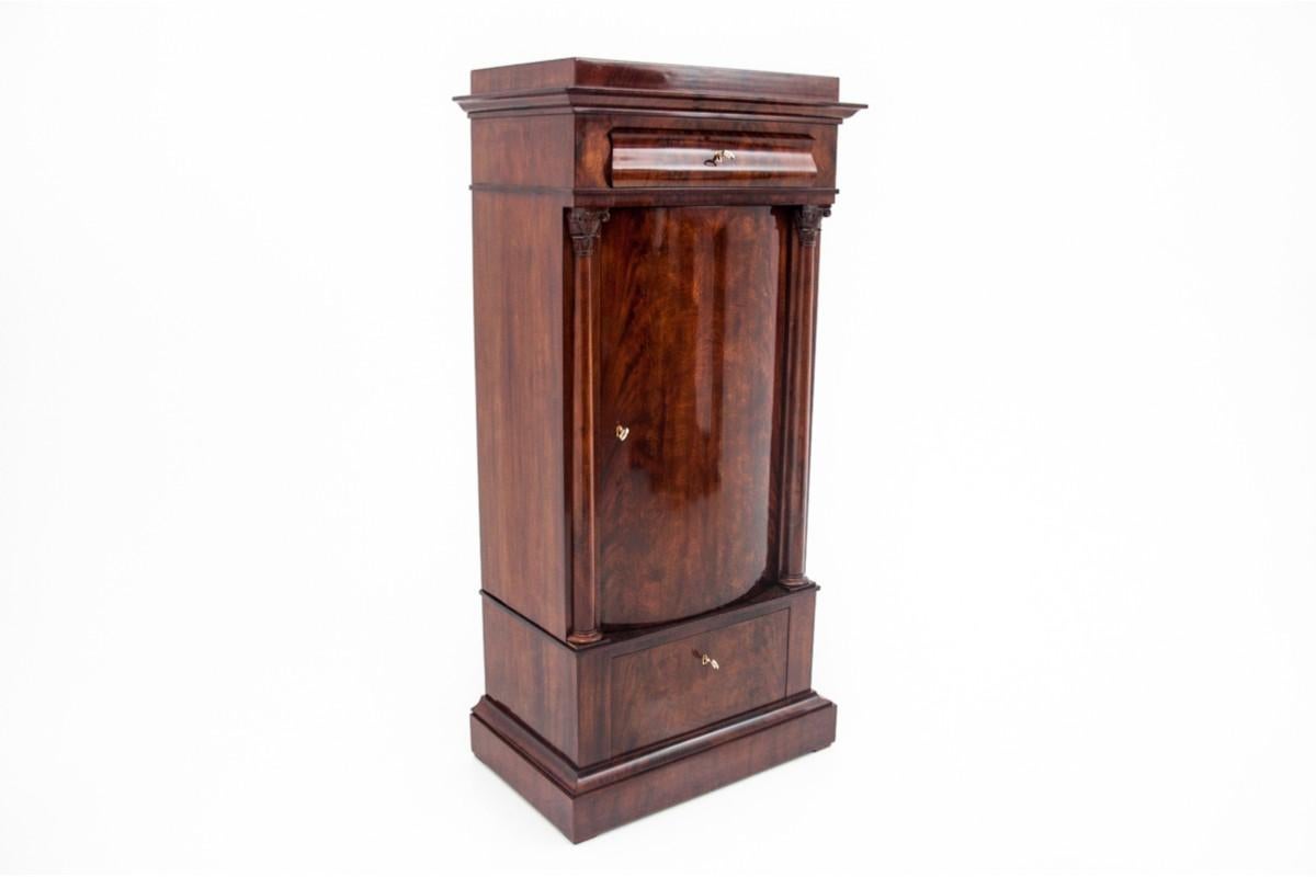Commode ancienne du milieu du XIXe siècle dans le style Biedermeier.

Le style est caractérisé par un design simple, correspondant au confort et à la fonctionnalité.

Une commode en forme de poteau, idéale pour un bar ou pour d'autres usages. Il