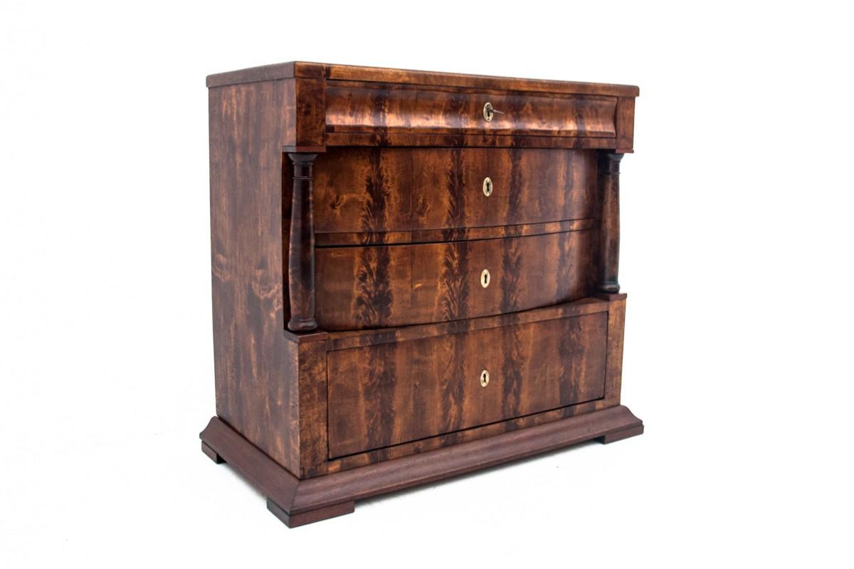 Commode ancienne de la fin du 19e siècle.

Le mobilier est en très bon état, après une rénovation professionnelle.

Dimensions : hauteur 86 cm / largeur 90 cm / profondeur 50 cm