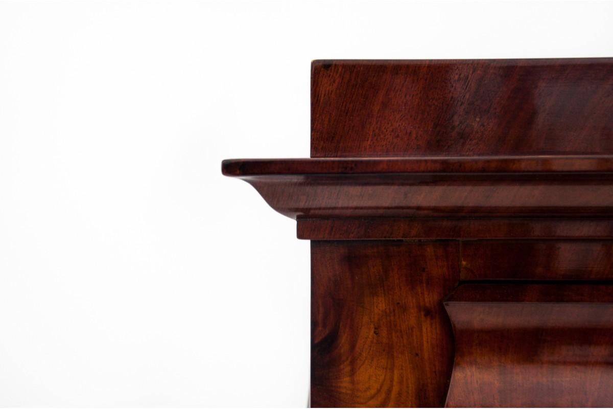 Noyer Commode ancienne, Europe du Nord, vers 1870. en vente