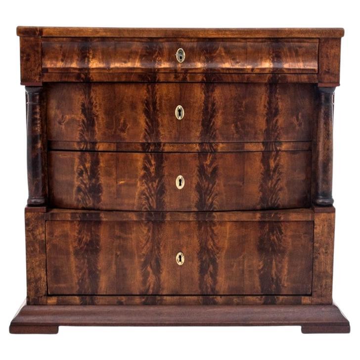 Commode ancienne, Europe du Nord, vers 1870.