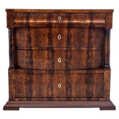 Commode ancienne, Europe du Nord, vers 1870.