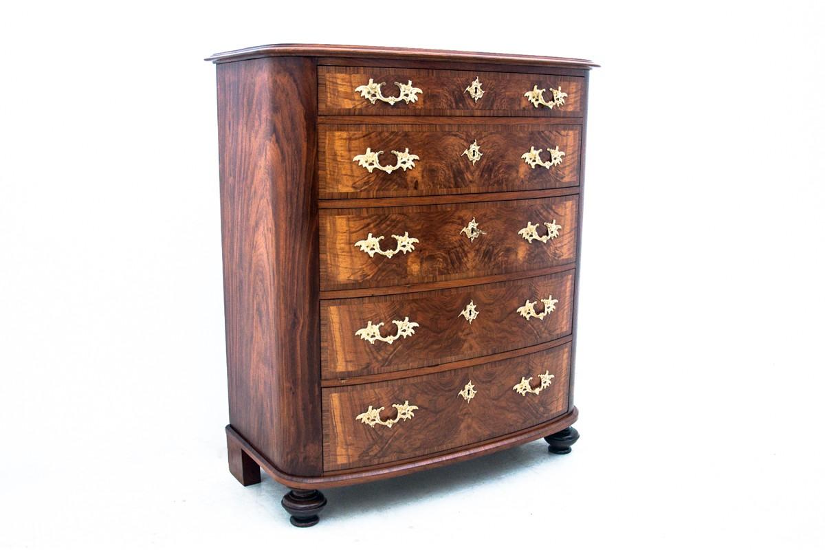 An antique chest of drawers from the mid-nineteenth century. The furniture is in very good condition, after professional renovation.

Dimensions: height 126 cm / width 111 cm / depth. 57 cm

Wood: walnut.