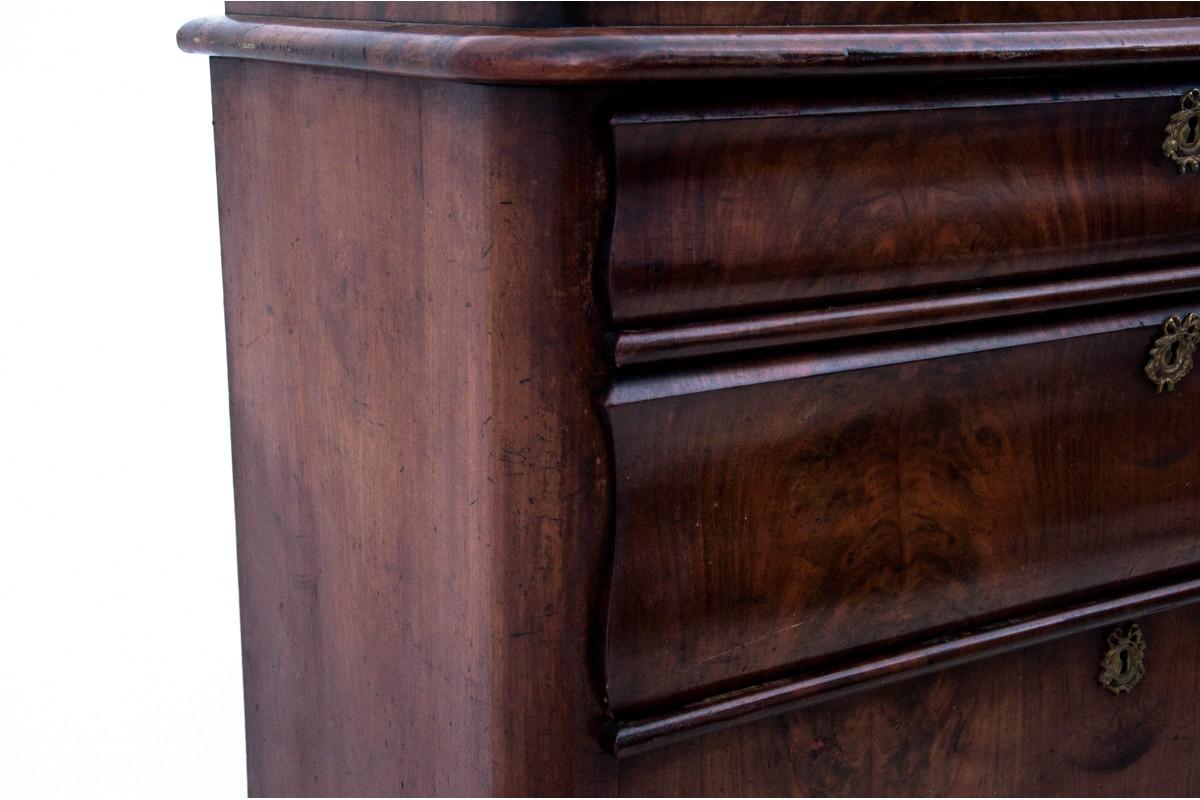 An antique chest of drawers from the end of the 19th century.

Dimensions: height 100 cm / width 100 cm / depth. 51 cm.