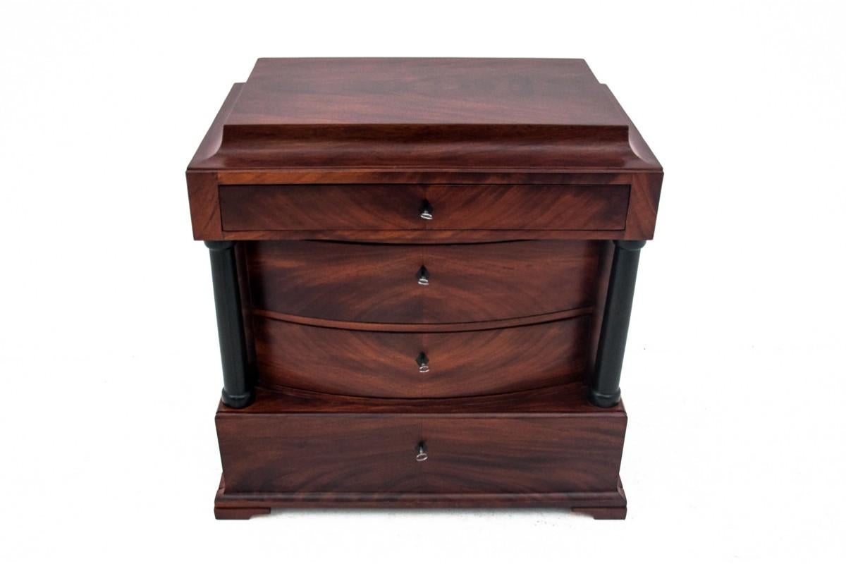 An antique chest of drawers from the end of the 19th century.

The piece of furniture is in very good condition, after professional renovation.

Dimensions: height 88 cm / width 92 cm / depth 55 cm