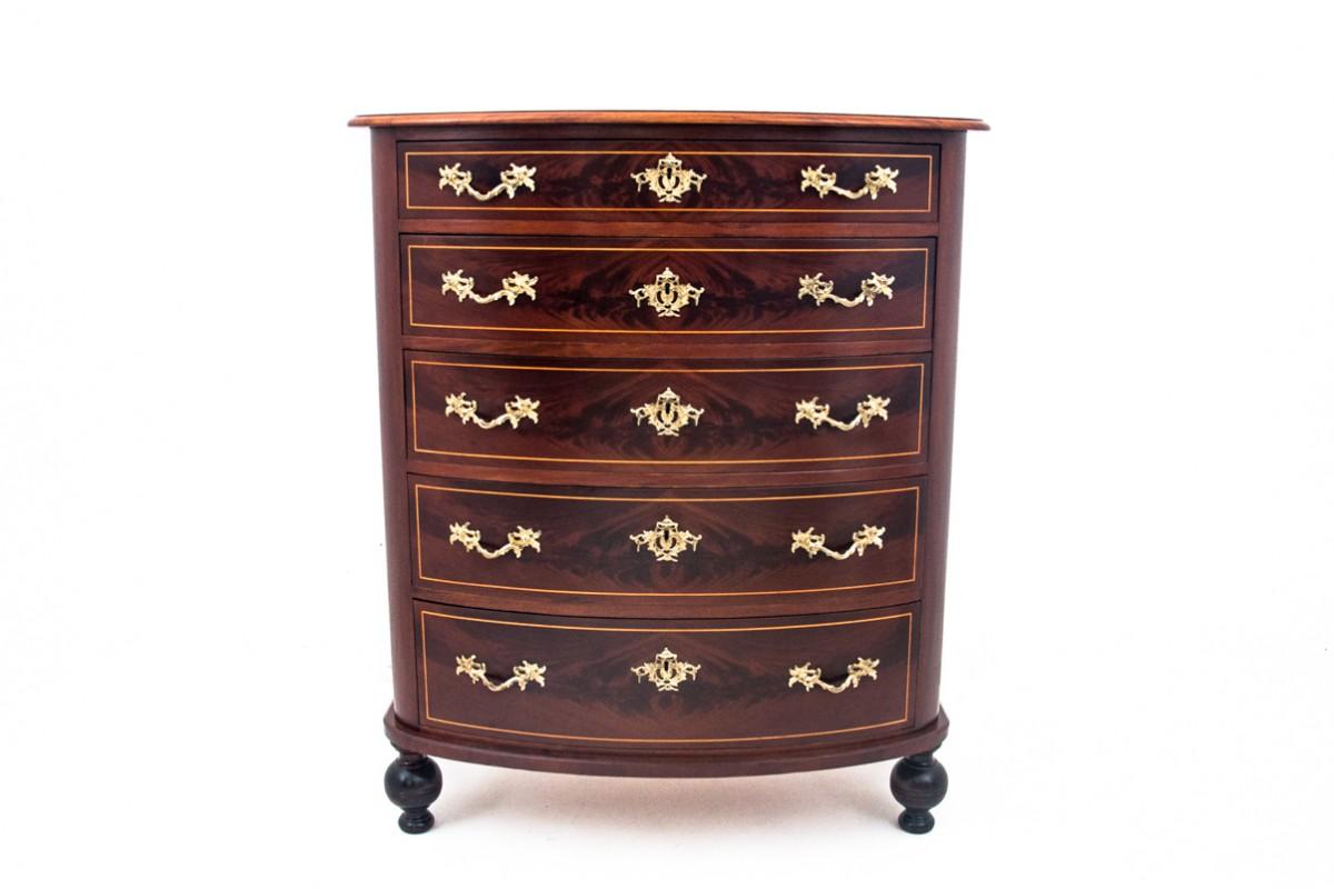 An antique chest of drawers from around 1900.

Furniture in very good condition, after professional renovation.

Dimensions: height 126 cm / width 105 cm / depth 56 cm