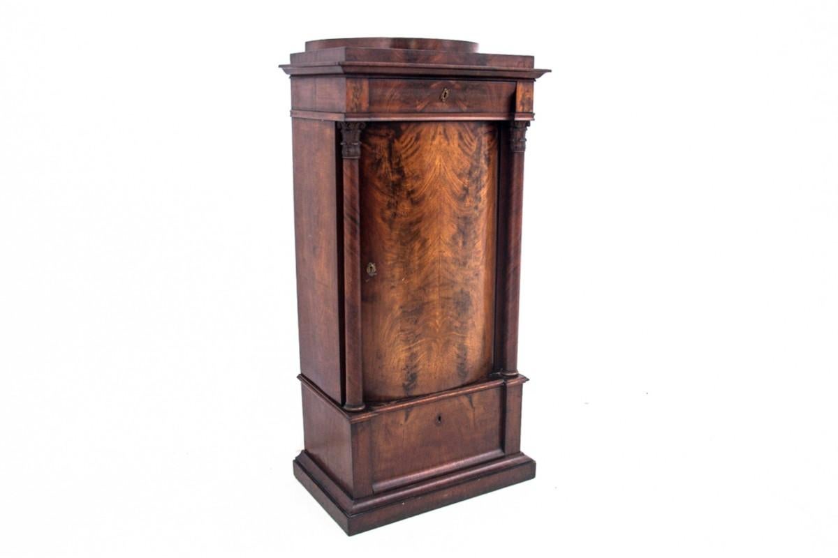 A post-type chest of drawers from the end of the 19th century.

Furniture currently under renovation.

Dimensions: height 149 cm / width 73 cm / depth 45 cm