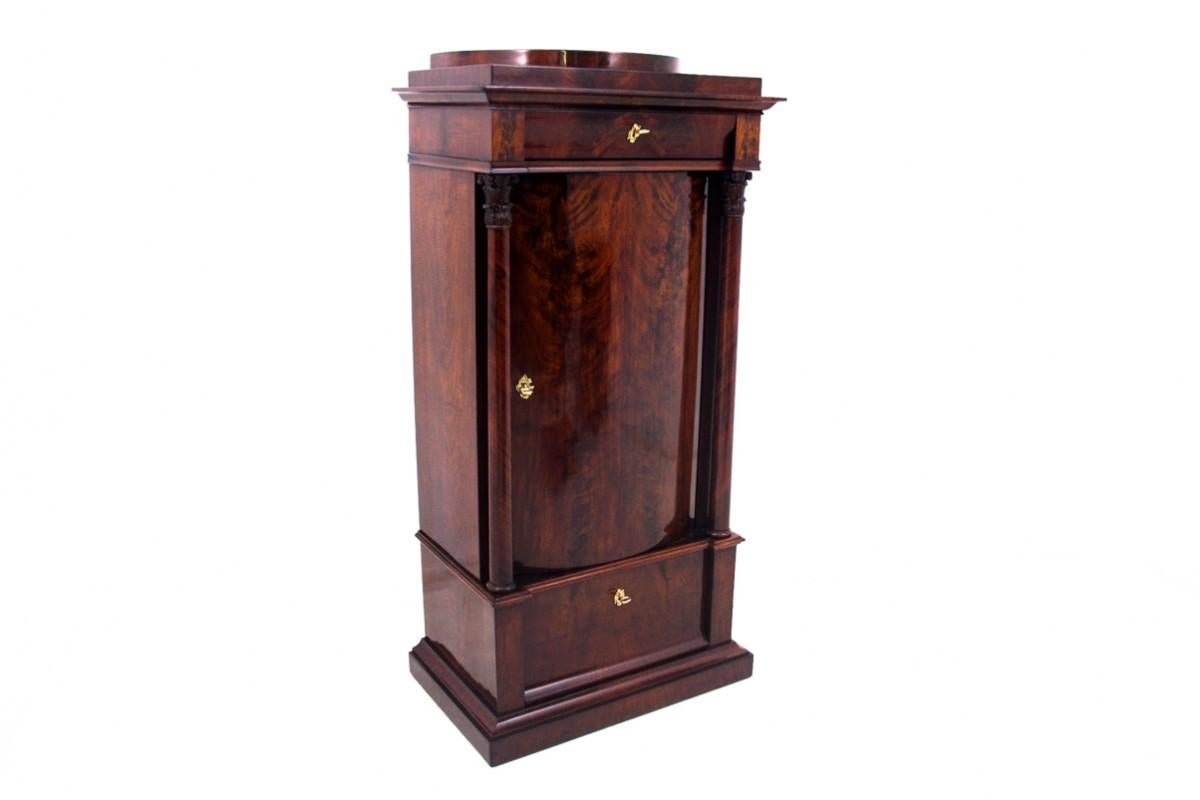 Commode ancienne - bar du milieu du 19ème siècle dans le style Biedermeier.

Le style se caractérise par une conception simple, compatible avec le confort et la fonctionnalité.

Une commode en forme de poteau, parfaite pour un bar. L'aile avant est
