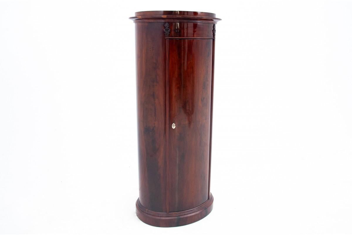 Commode ancienne vers 1880, Europe du Nord.

Meubles en bon état, rénovés par des professionnels, finition polie haute brillance.

Dimensions : hauteur 144 cm / largeur 65 cm / profondeur 51 cm