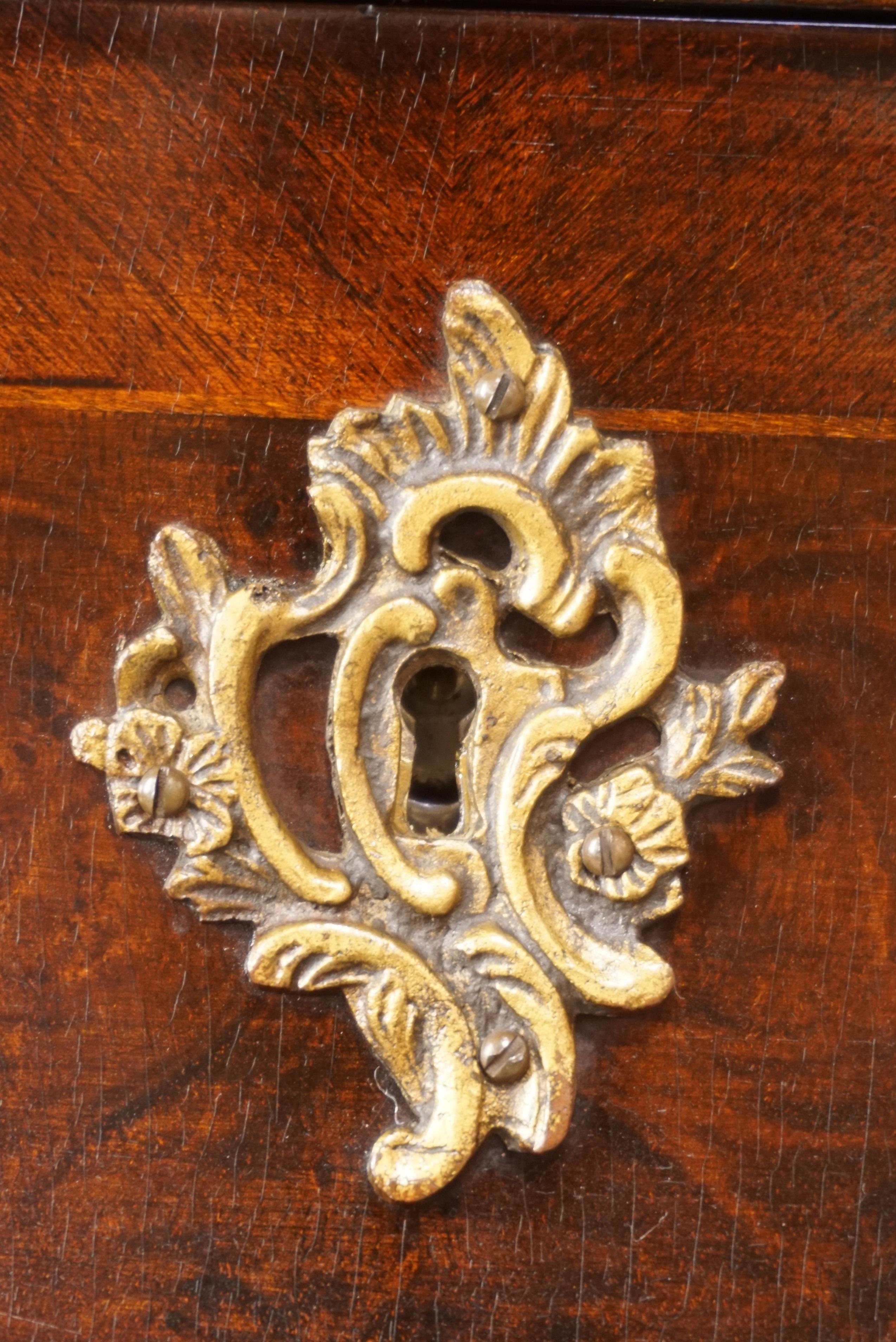 Antica cassettiera Regency in ambone e mogano con vassoio in marmo rosso 3
