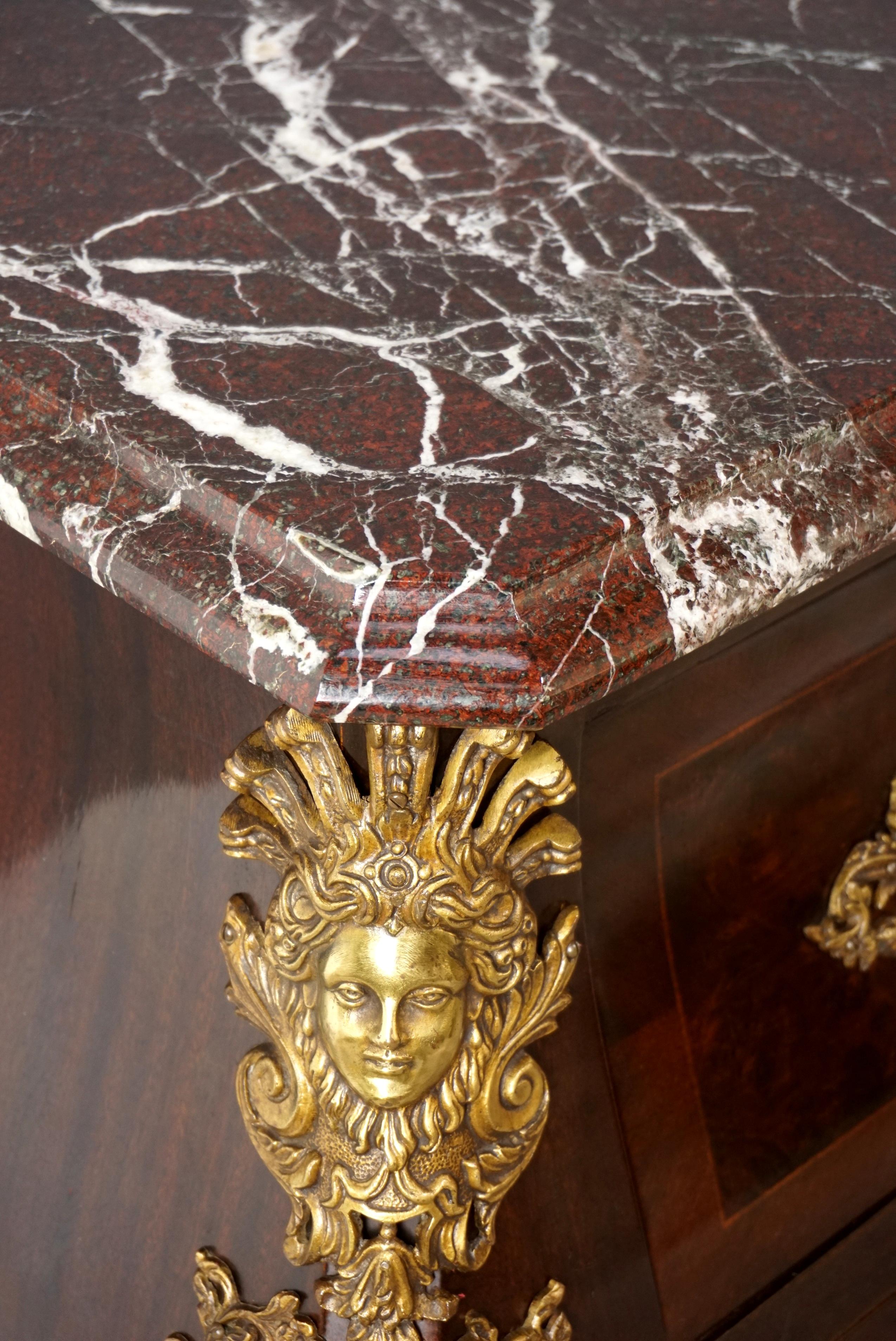 Antica cassettiera Regency in ambone e mogano con vassoio in marmo rosso 5