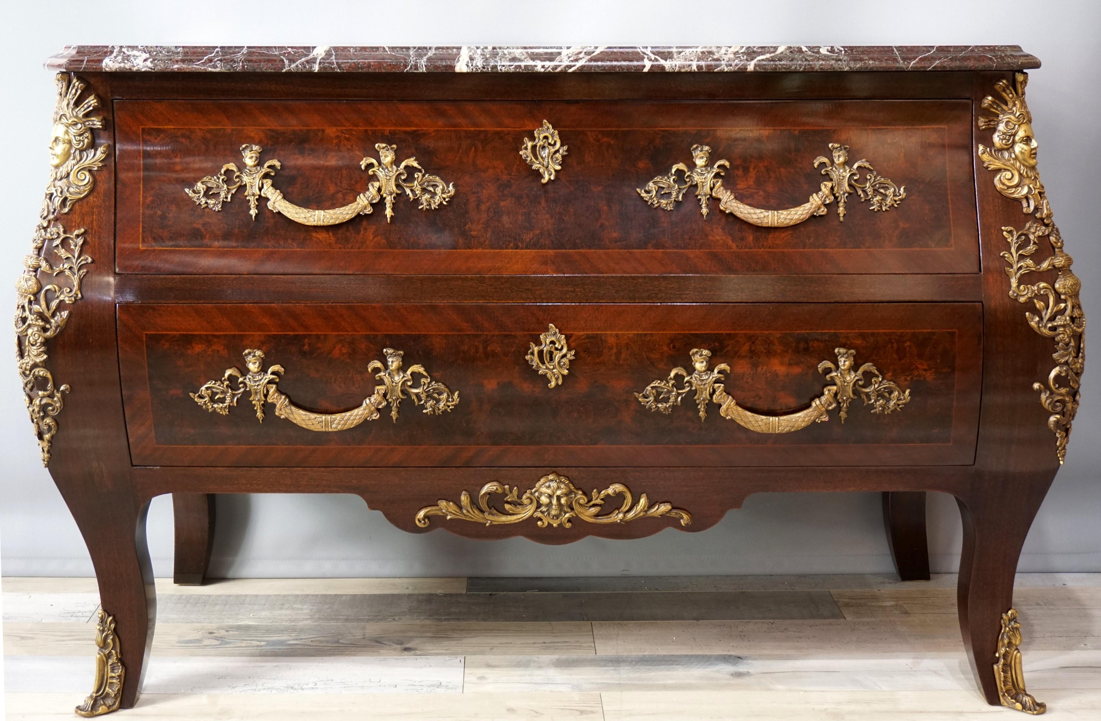 Commode Regency Loupe di Amboine e mogano, manici di disegni per valletti, marmo molto bello, spesso, in becco di Corbin. Rivestimento ricco. In ottime condizioni.