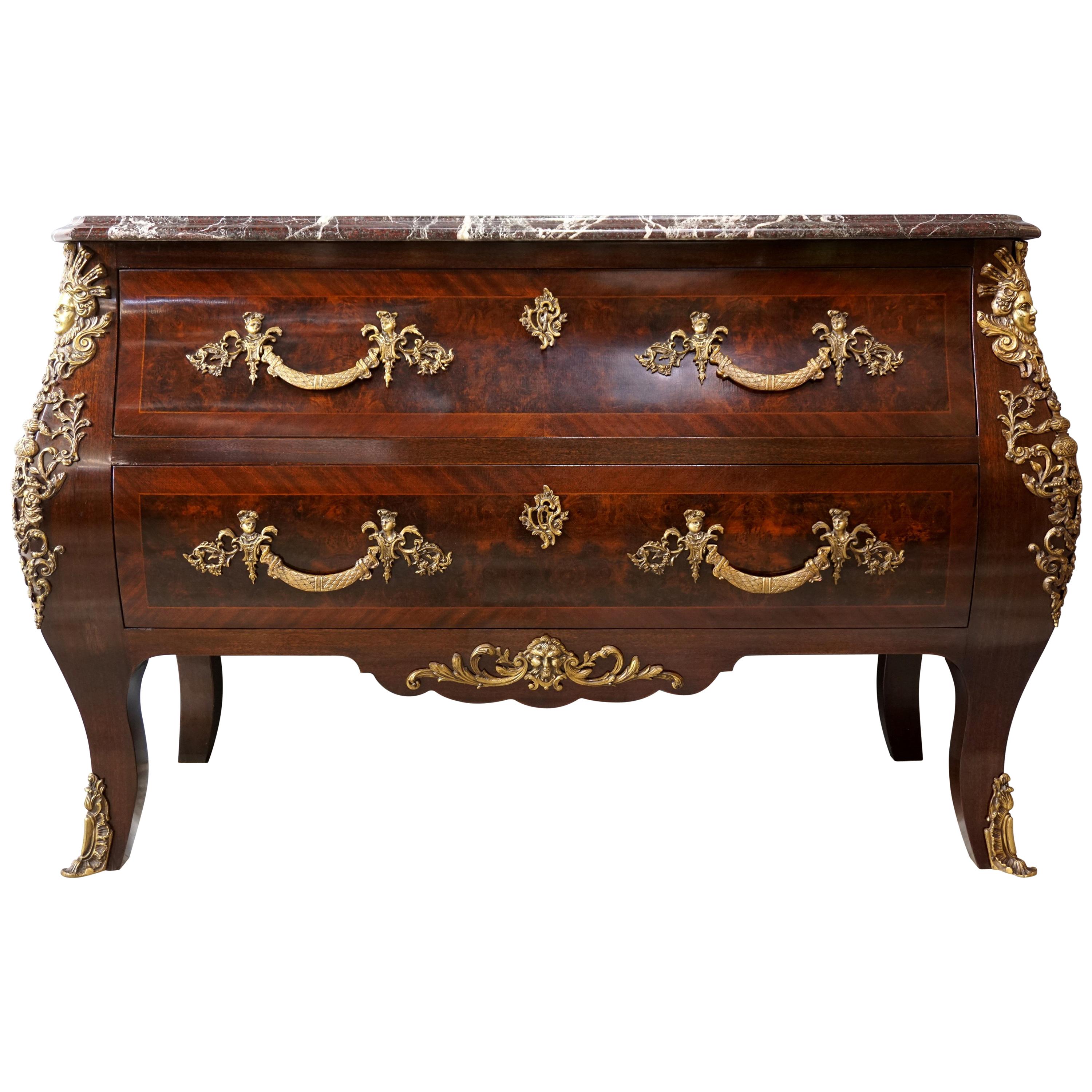 Ancienne commode de style Régence en acajou et amboine avec plateau en marbre rouge