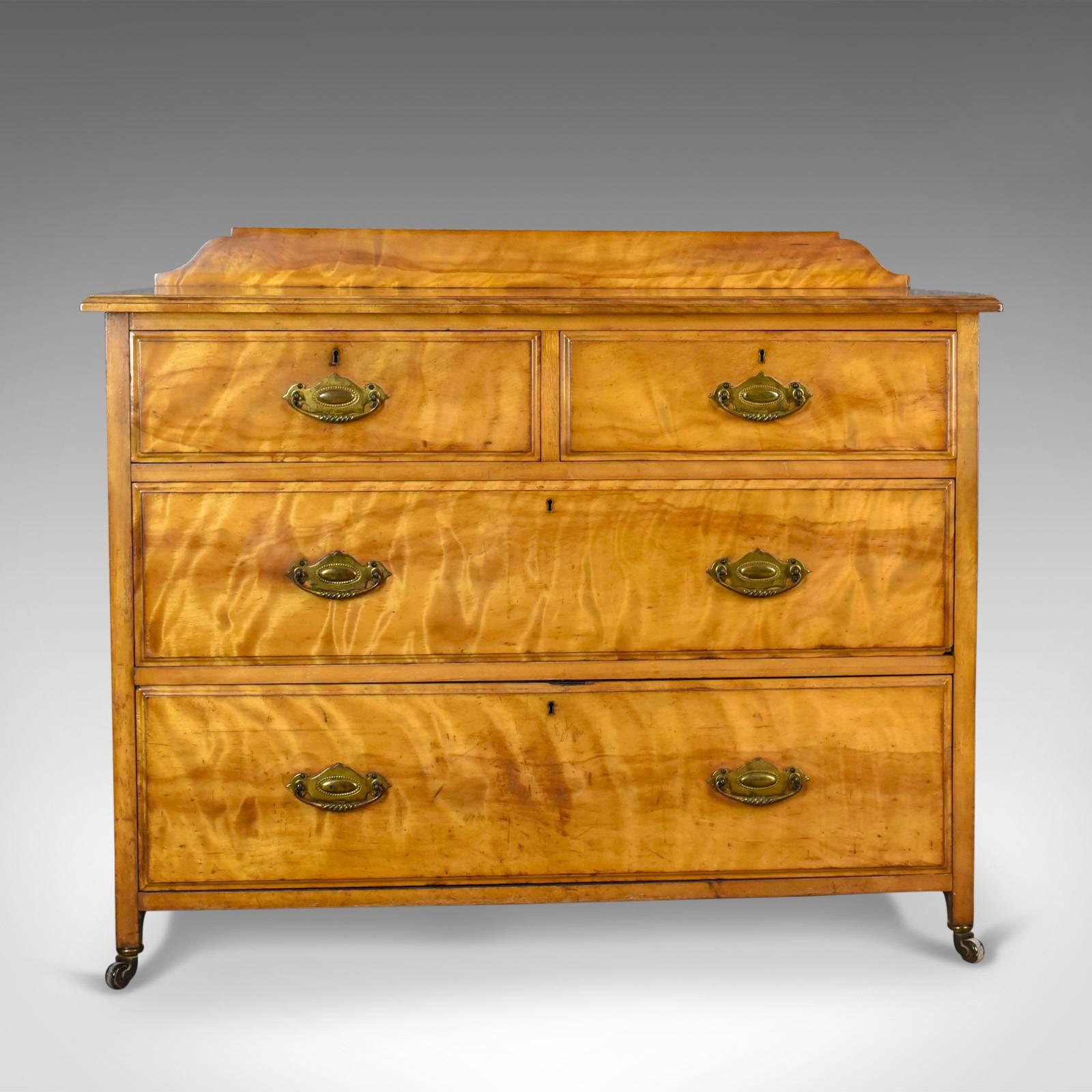 This is an antique chest of drawers in satinwood. An English, Victorian piece dating to circa 1900.

Attractive shimmer to the well figured satinwood
Good colour with a desirable aged patina
Configured in a 'two over two' graduated