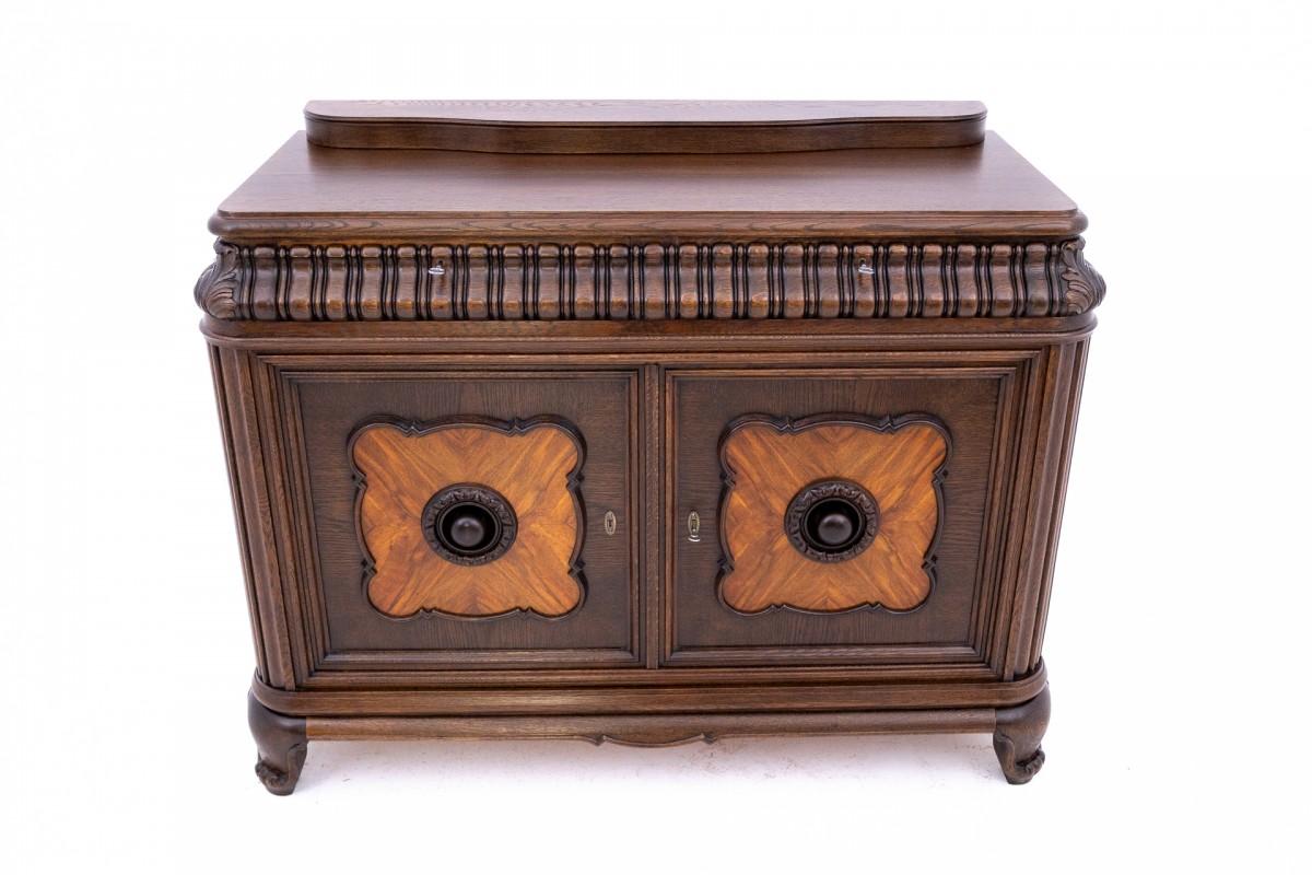 Cassettiera antica - aiutante del 1900 circa, Europa occidentale.

L'arredamento è in ottime condizioni, dopo una ristrutturazione professionale.

Dimensioni: altezza 105 cm / larghezza 137 cm / profondità 57,5 cm