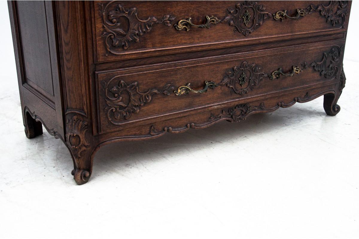 Antique chest of drawers from around 1900. The furniture is in very good condition.

Dimensions: H 102 cm / W 132 cm / D. 55.5 cm.