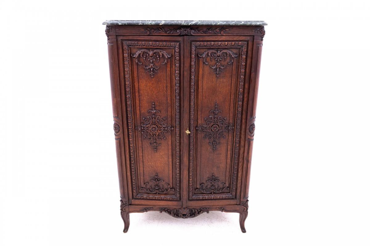 Antike Kommode mit Steinplatte aus der Zeit um 1880.

Möbel in sehr gutem Zustand.

Abmessungen: Höhe 118 cm / Breite 78 cm / Tiefe 50 cm