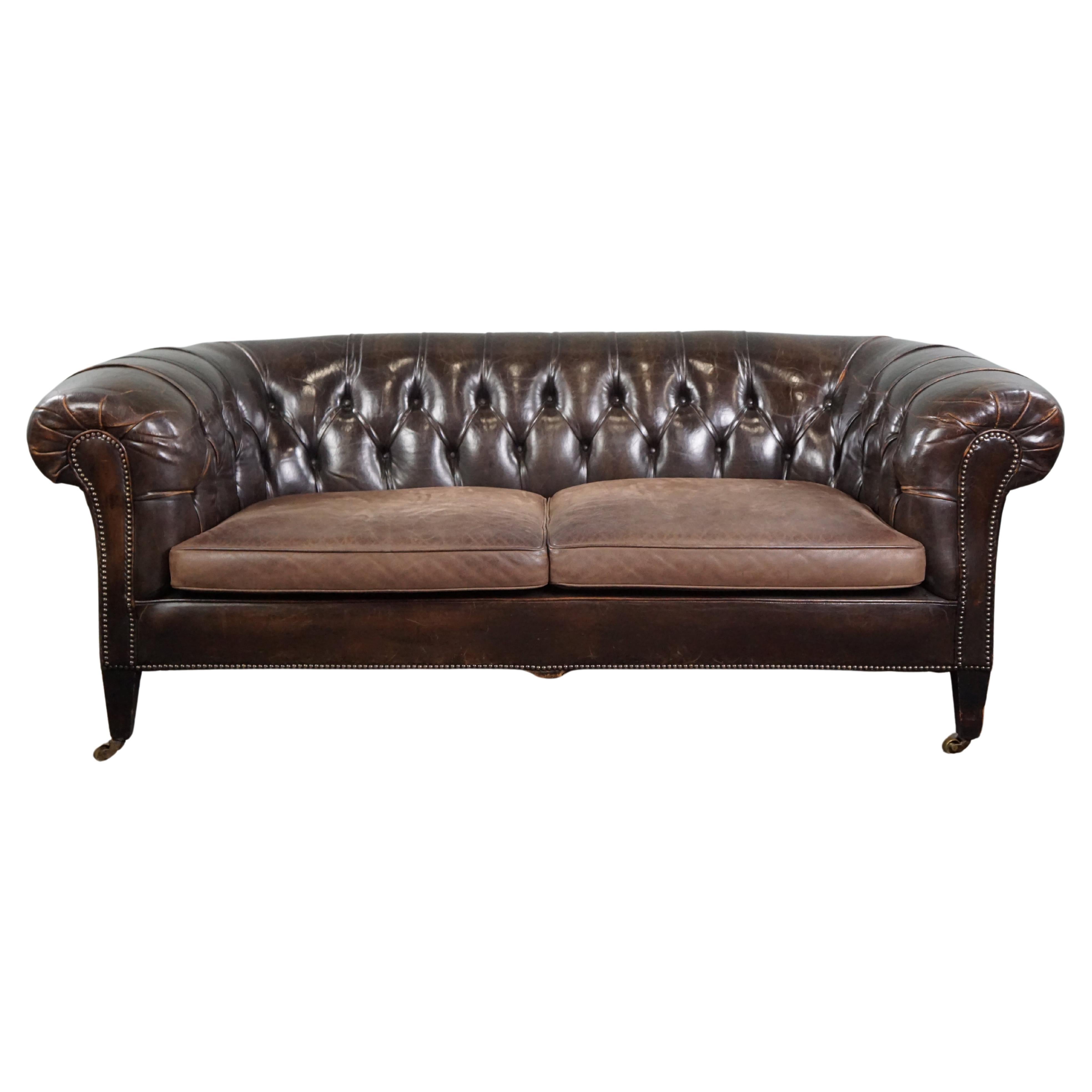 Ancien canapé Chesterfield plein d'allure, 2,5 pouces