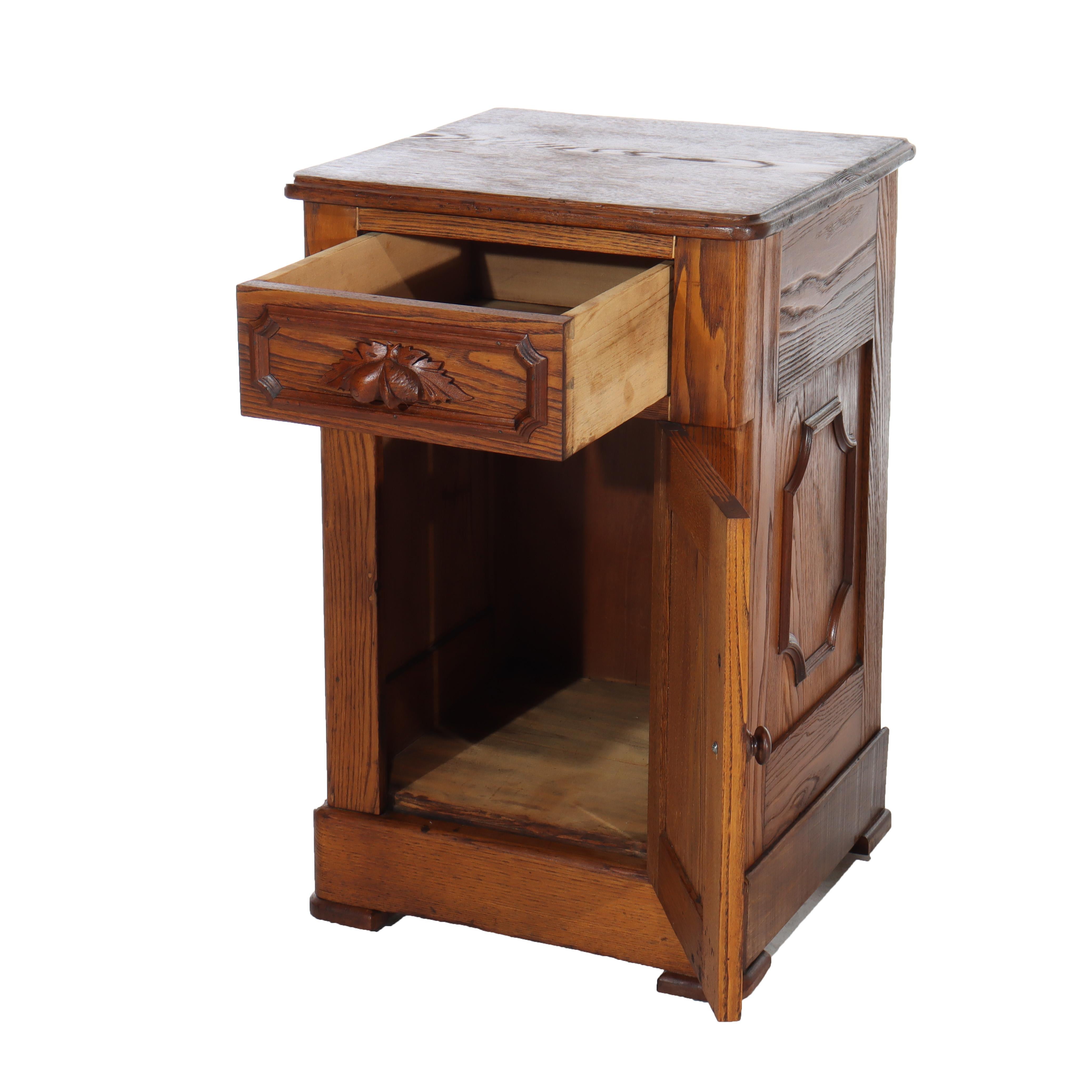 Table de nuit ancienne en châtaignier à 1 tiroir et 1 porte à panneaux avec tirette sculptée c1890 en vente 5