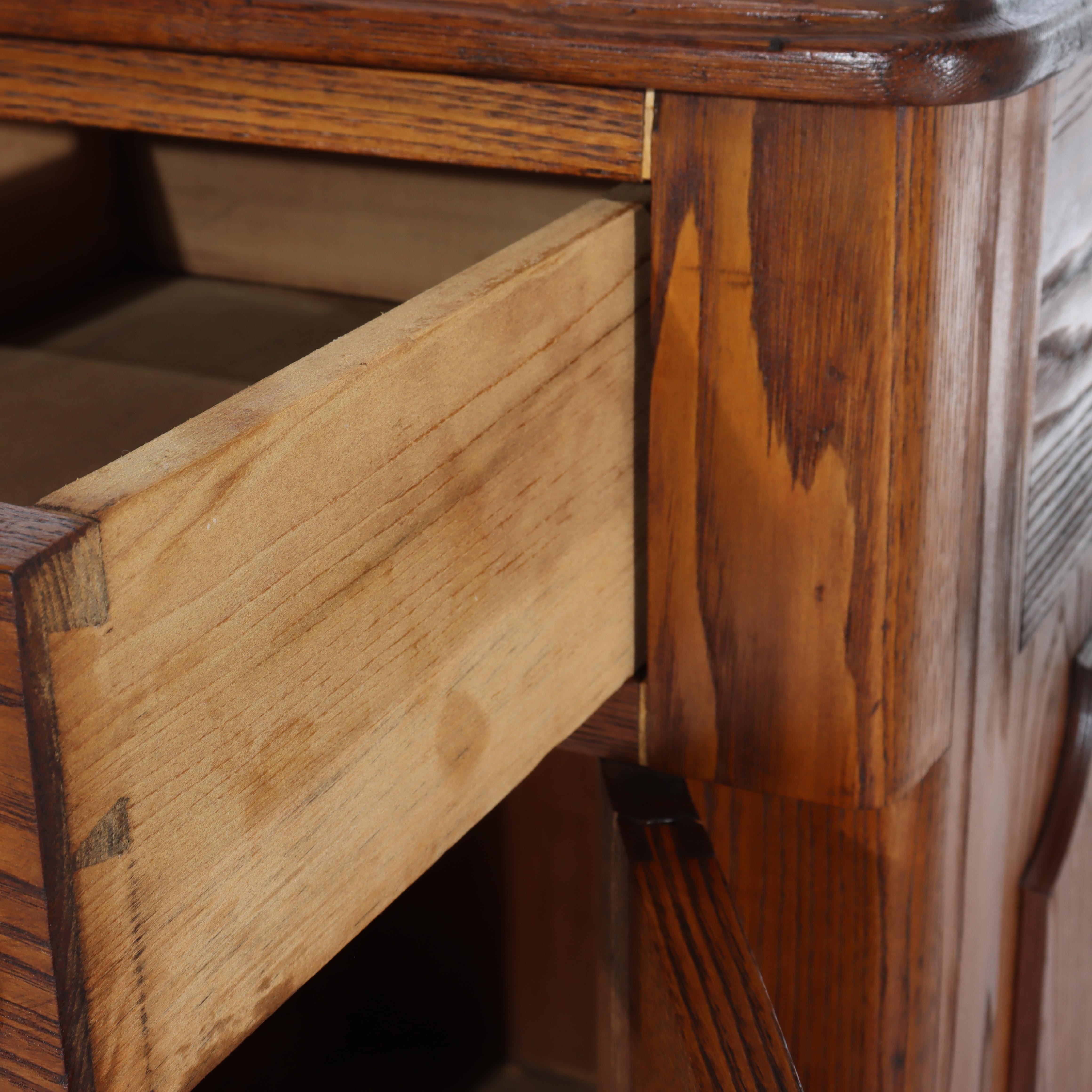 Table de nuit ancienne en châtaignier à 1 tiroir et 1 porte à panneaux avec tirette sculptée c1890 en vente 6