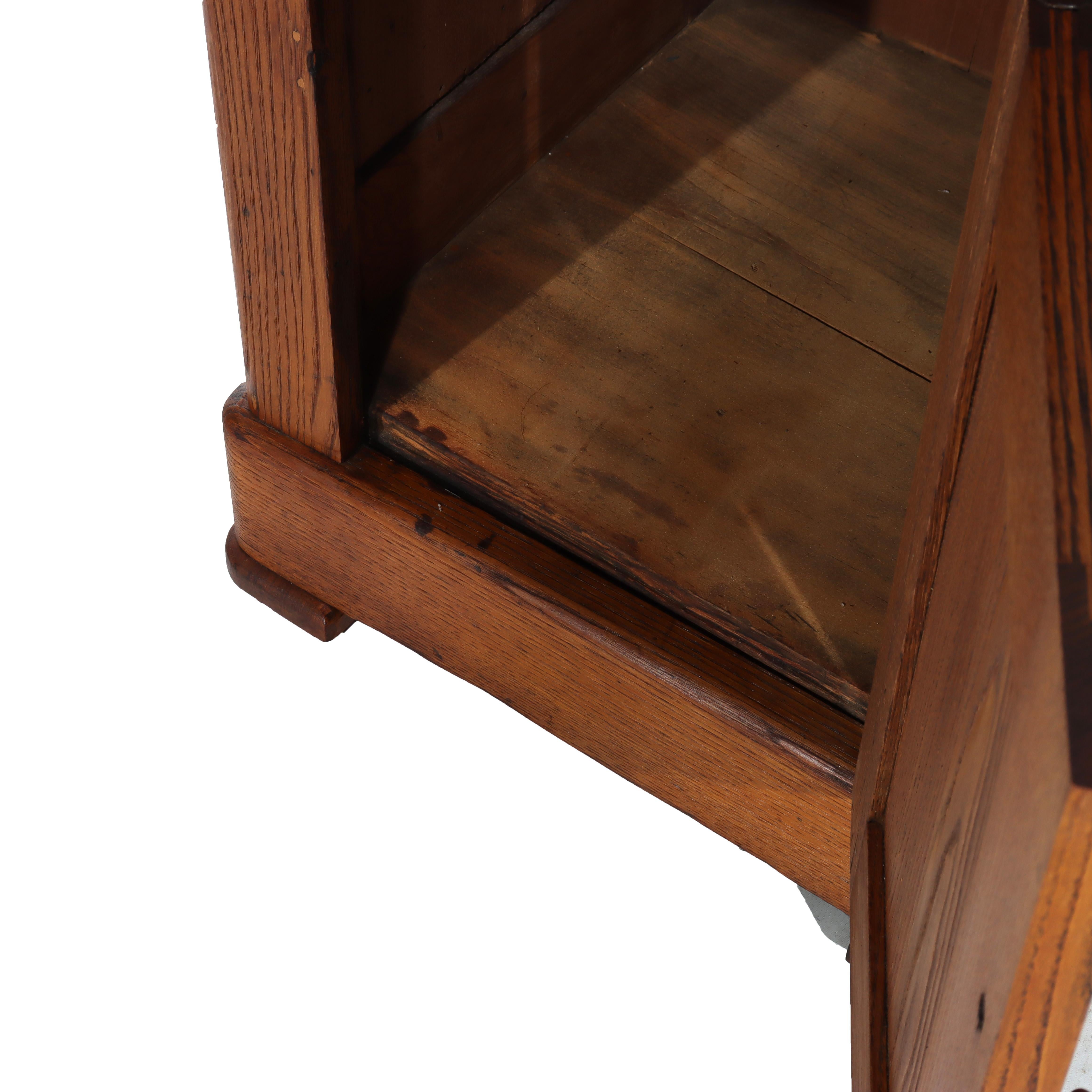 Table de nuit ancienne en châtaignier à 1 tiroir et 1 porte à panneaux avec tirette sculptée c1890 en vente 7