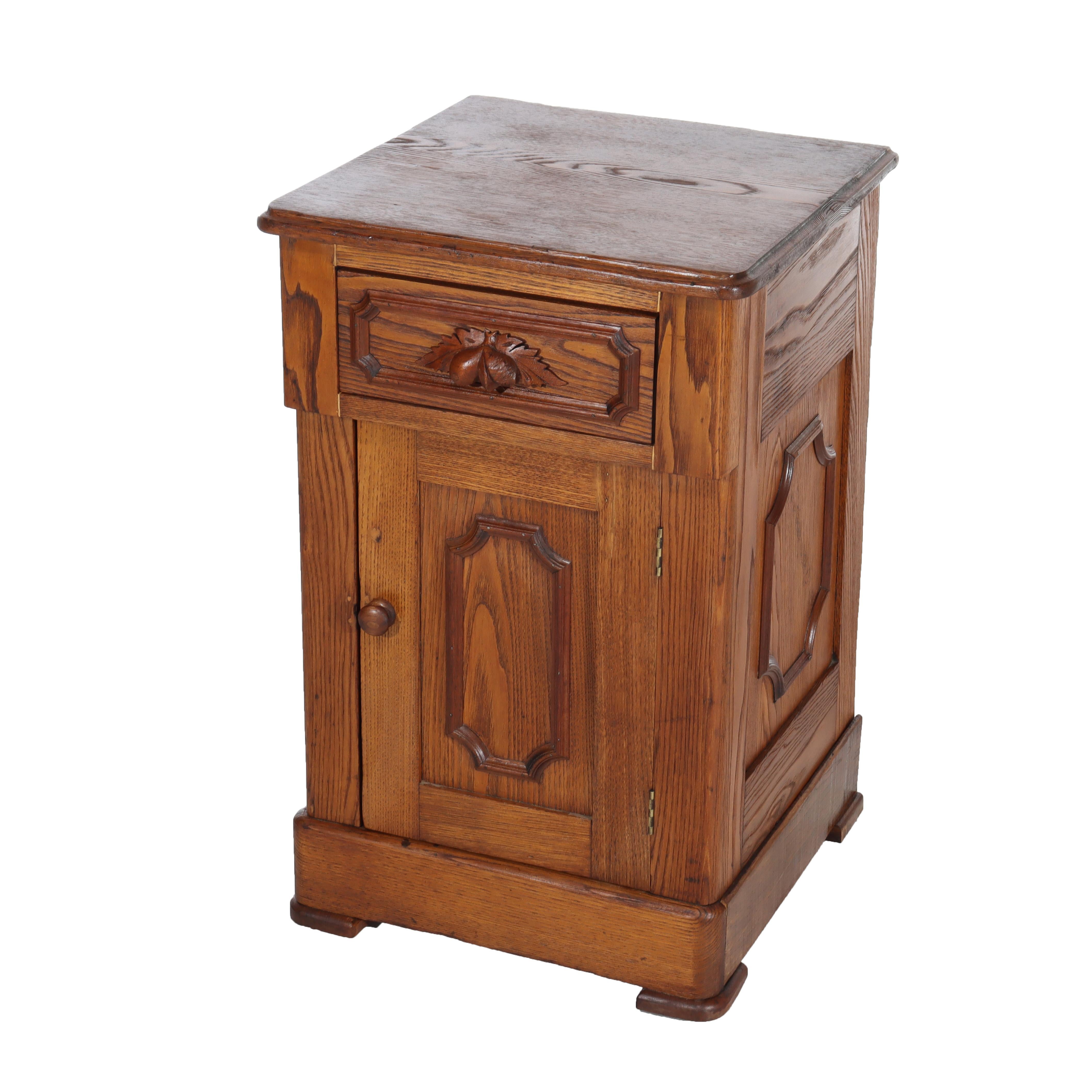 Table de nuit ancienne en châtaignier à 1 tiroir et 1 porte à panneaux avec tirette sculptée c1890
Mesures - 29 1/2