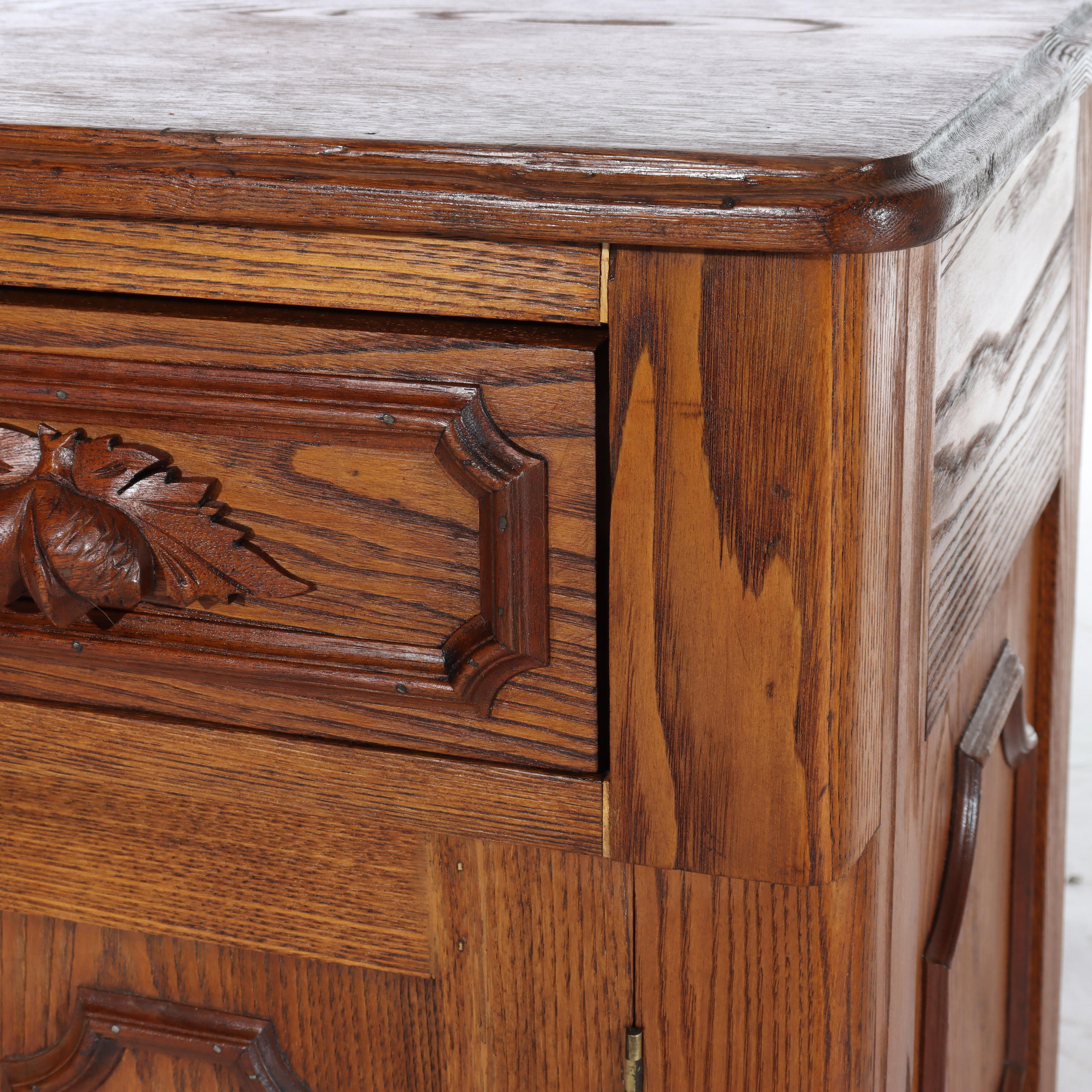 Table de nuit ancienne en châtaignier à 1 tiroir et 1 porte à panneaux avec tirette sculptée c1890 Bon état - En vente à Big Flats, NY