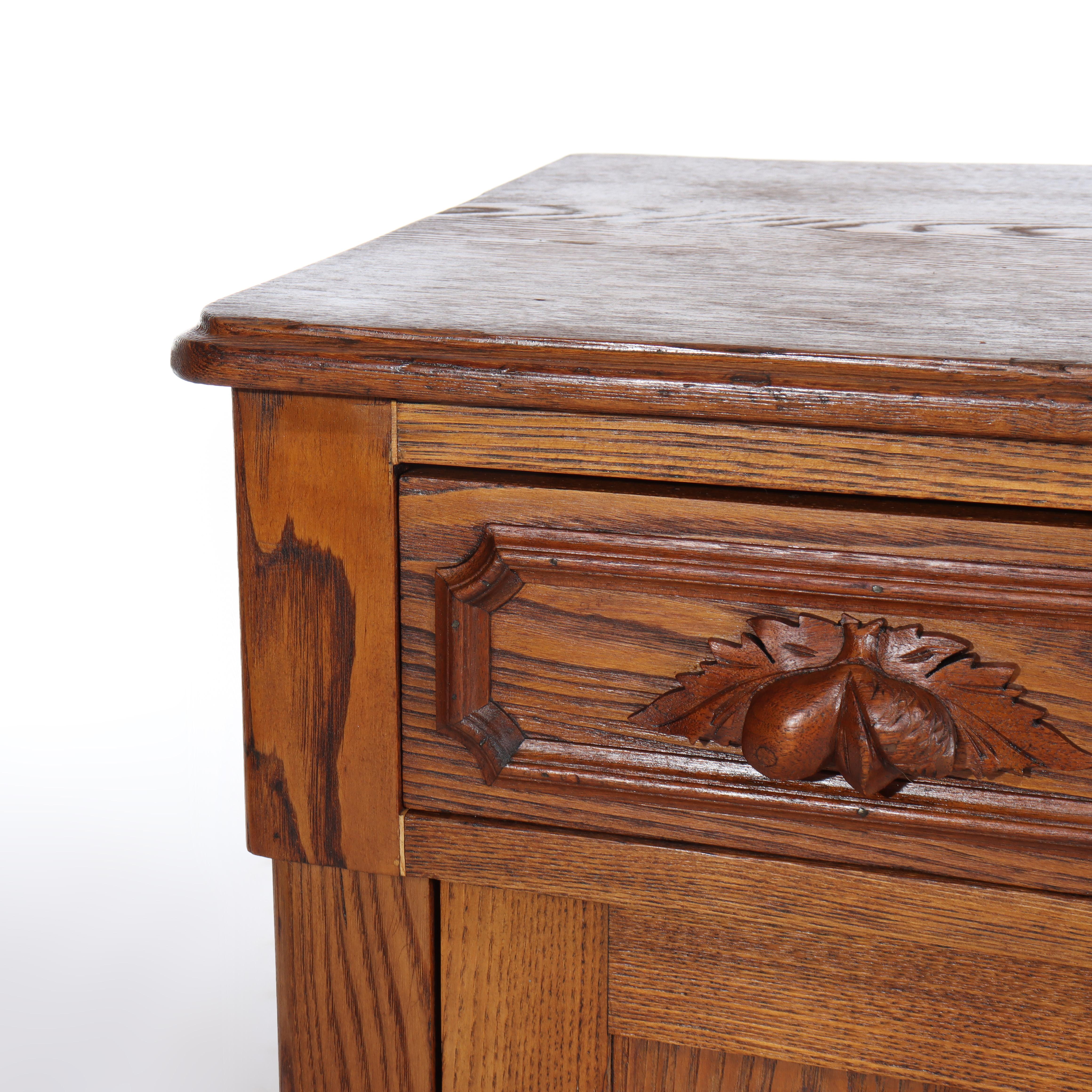 XIXe siècle Table de nuit ancienne en châtaignier à 1 tiroir et 1 porte à panneaux avec tirette sculptée c1890 en vente