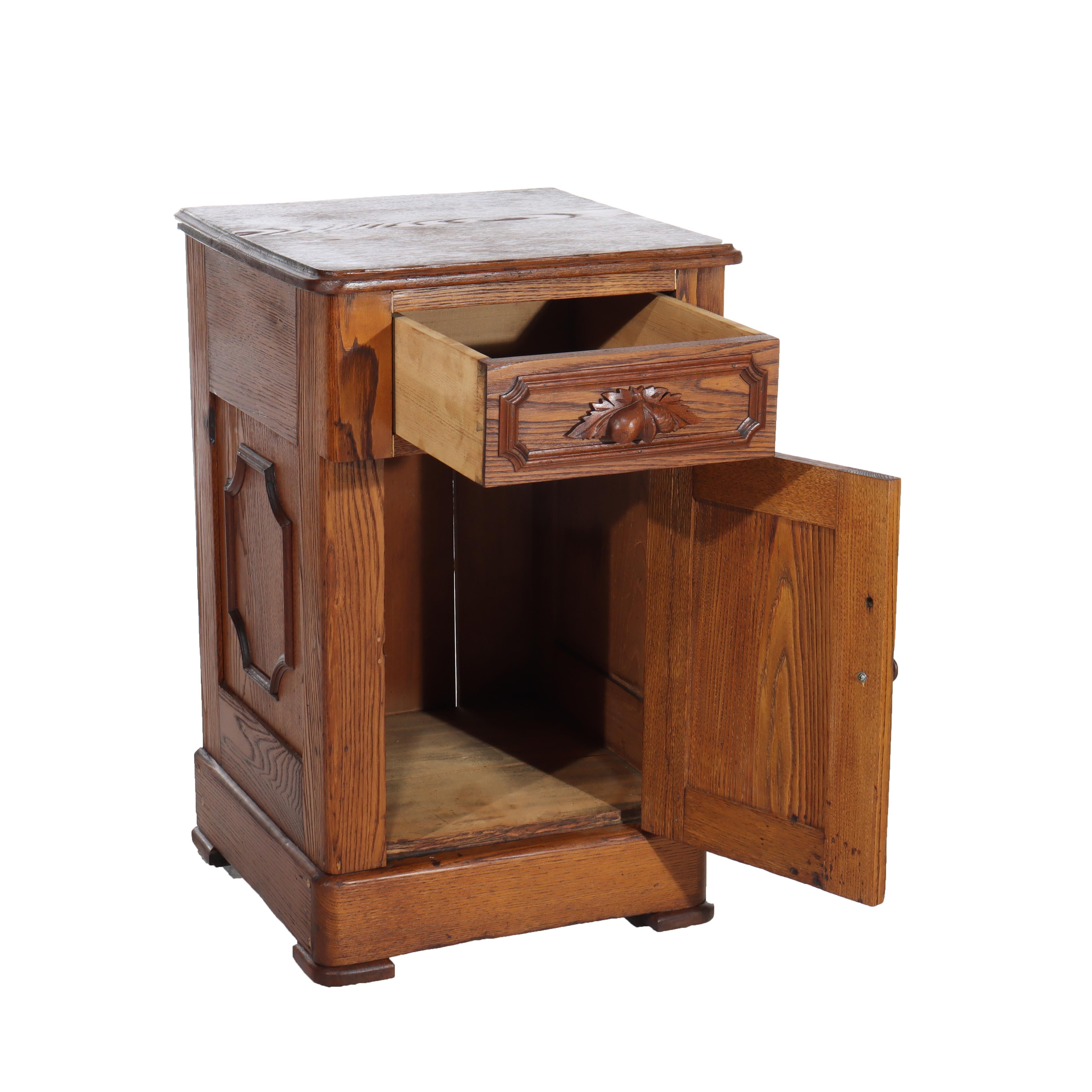 Châtaignier Table de nuit ancienne en châtaignier à 1 tiroir et 1 porte à panneaux avec tirette sculptée c1890 en vente