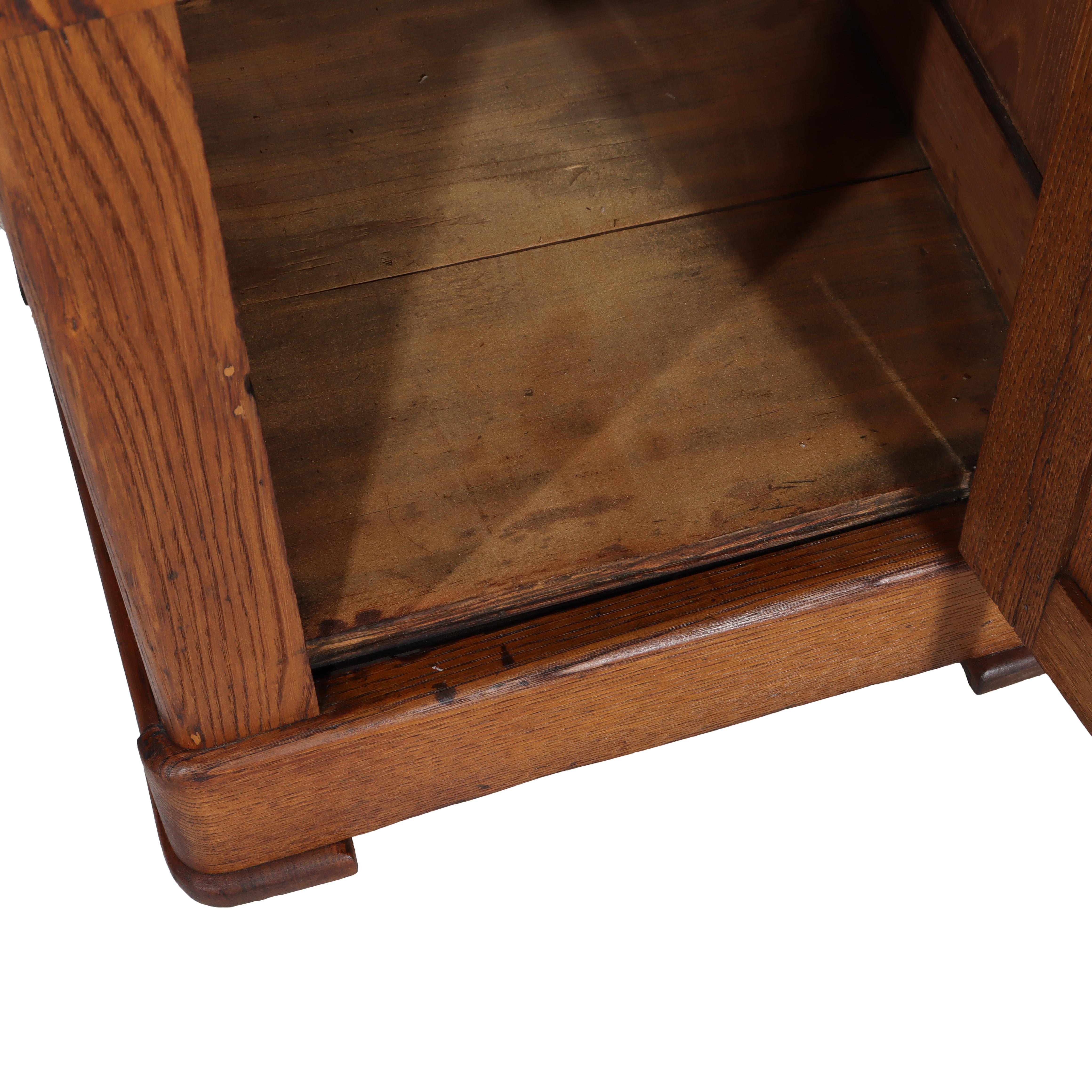 Table de nuit ancienne en châtaignier à 1 tiroir et 1 porte à panneaux avec tirette sculptée c1890 en vente 1